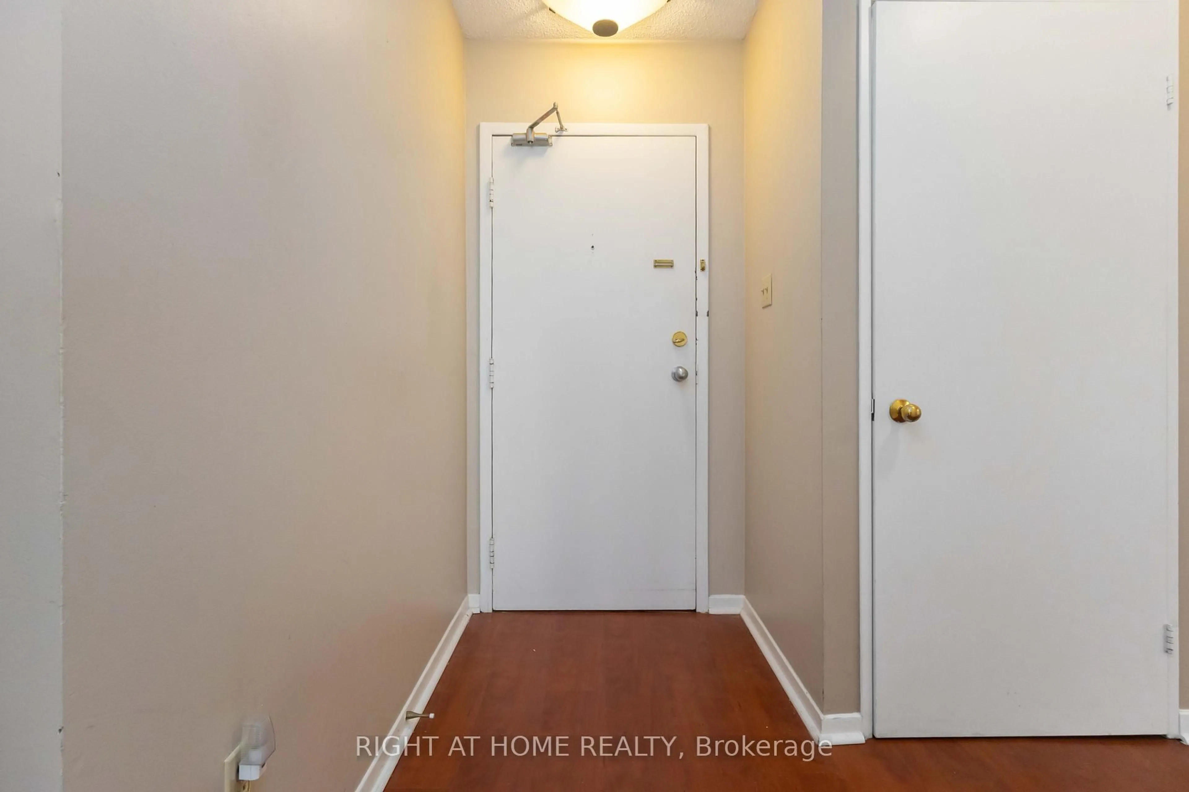 Indoor entryway for 15 Sewells Rd #401, Toronto Ontario M1B 3V7