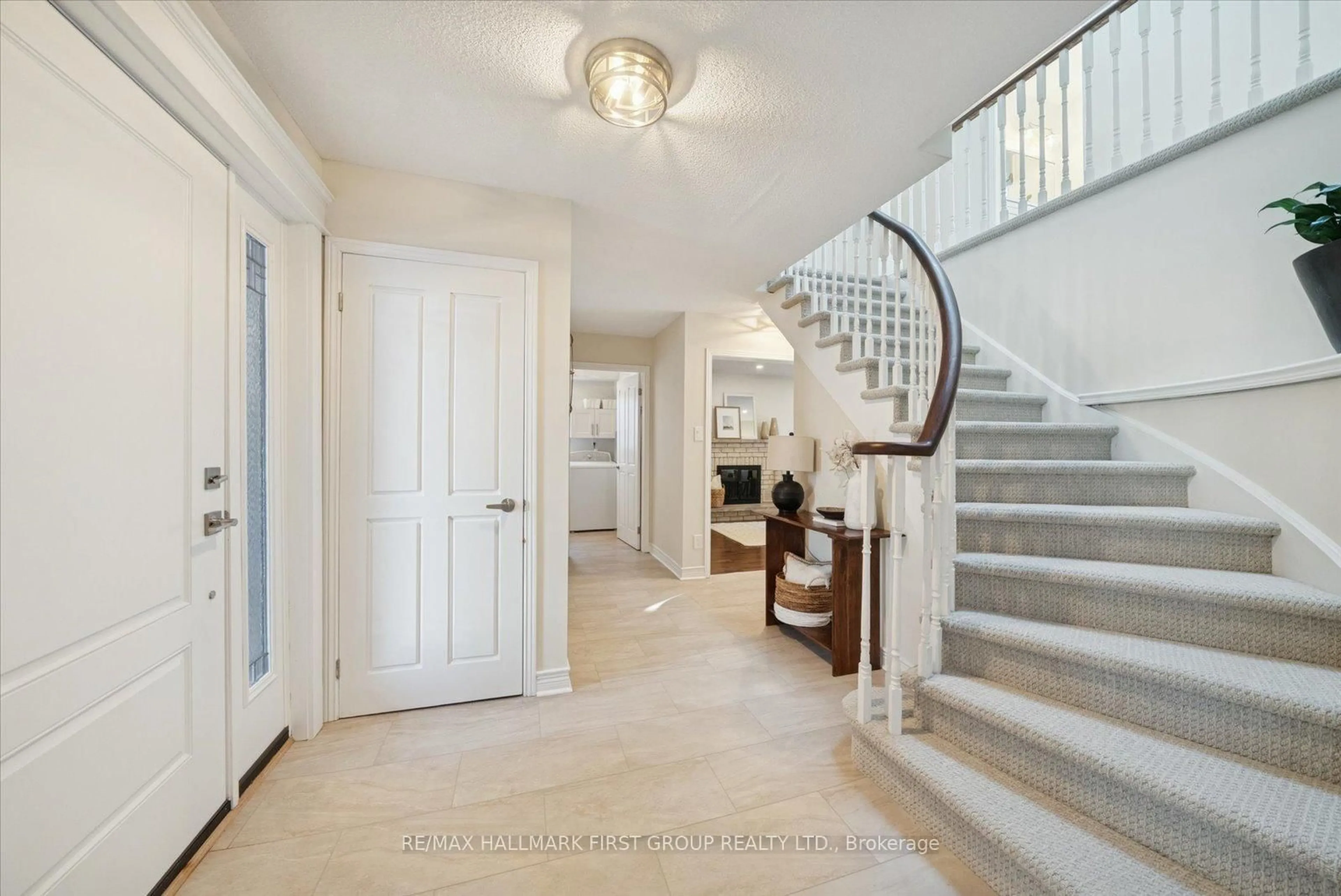 Indoor entryway for 32 Forest Heights St, Whitby Ontario L1R 1T5
