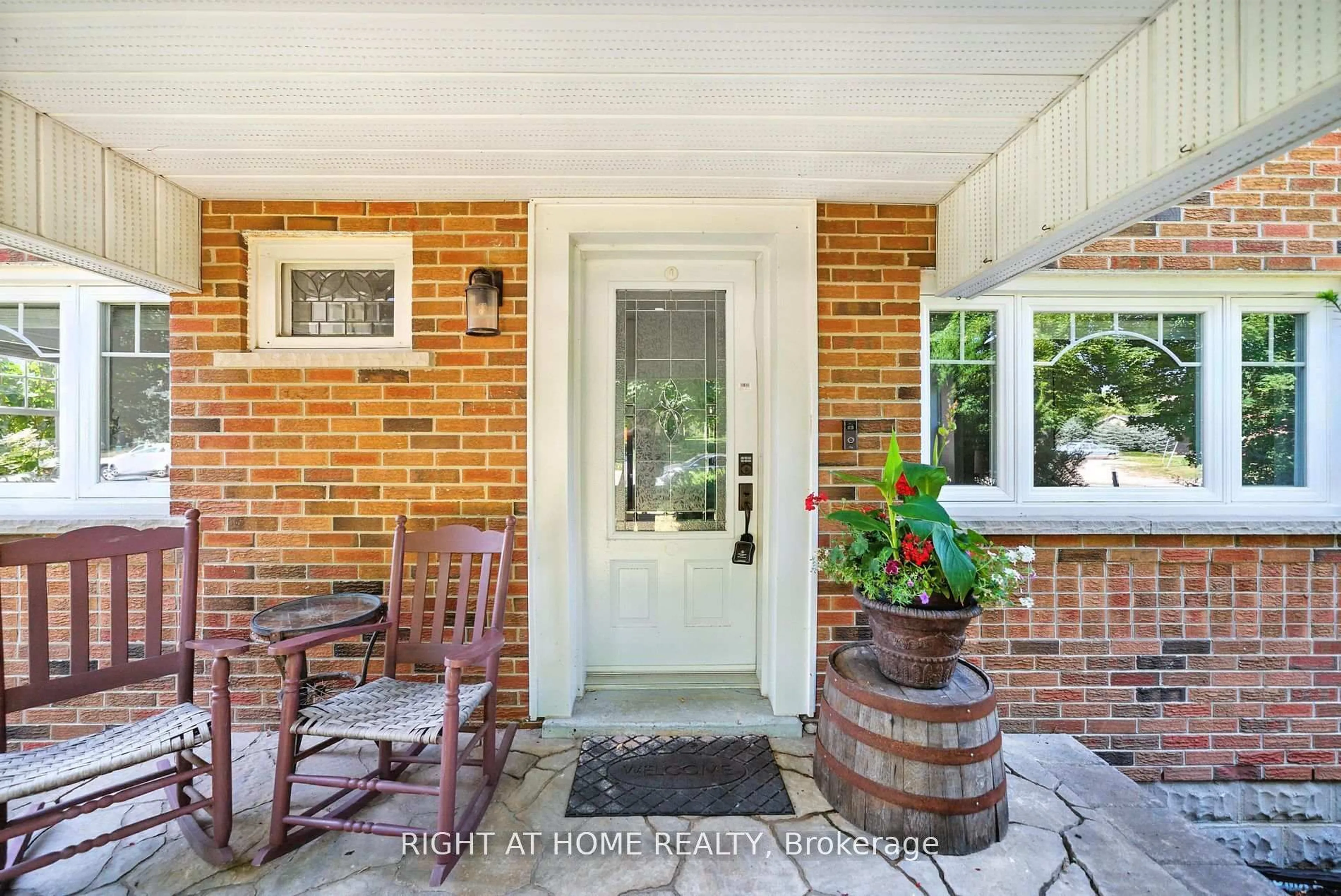 Indoor entryway for 675 Myrtle Rd, Whitby Ontario L0B 1A0