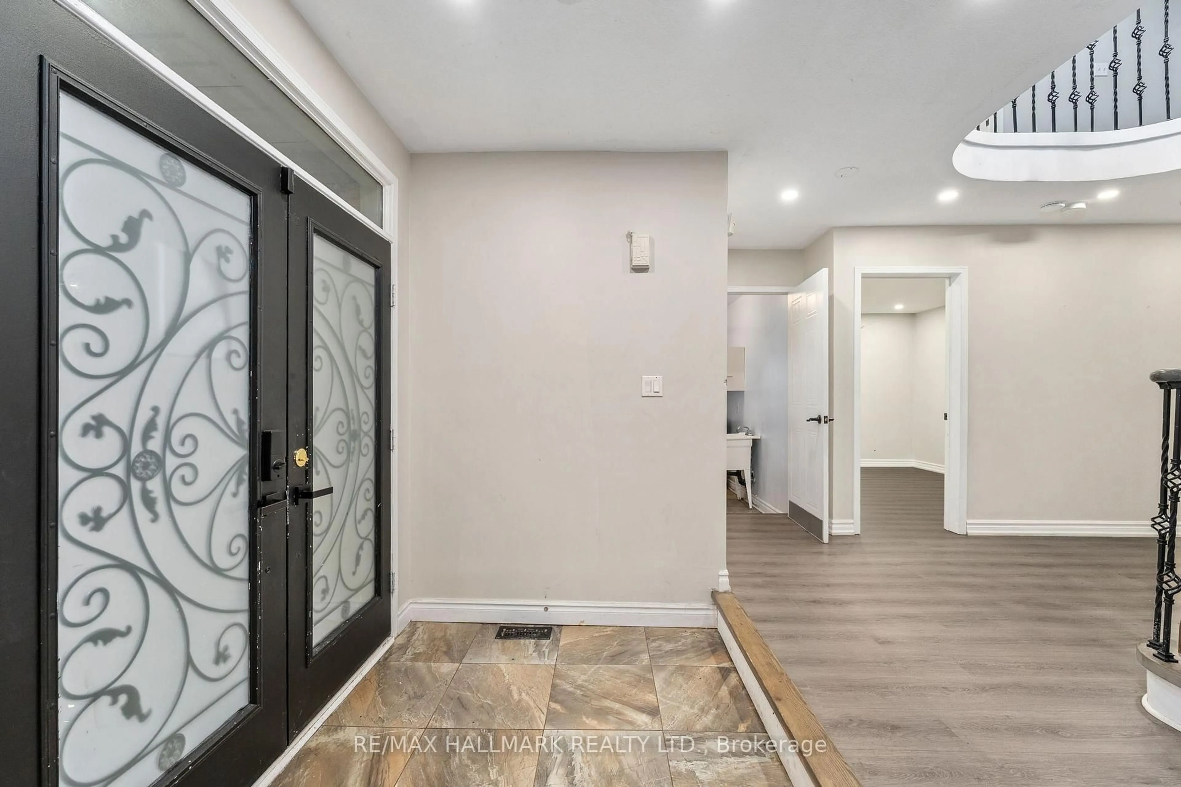 Indoor entryway for 981 Deer Valley Dr, Oshawa Ontario L1J 8N2