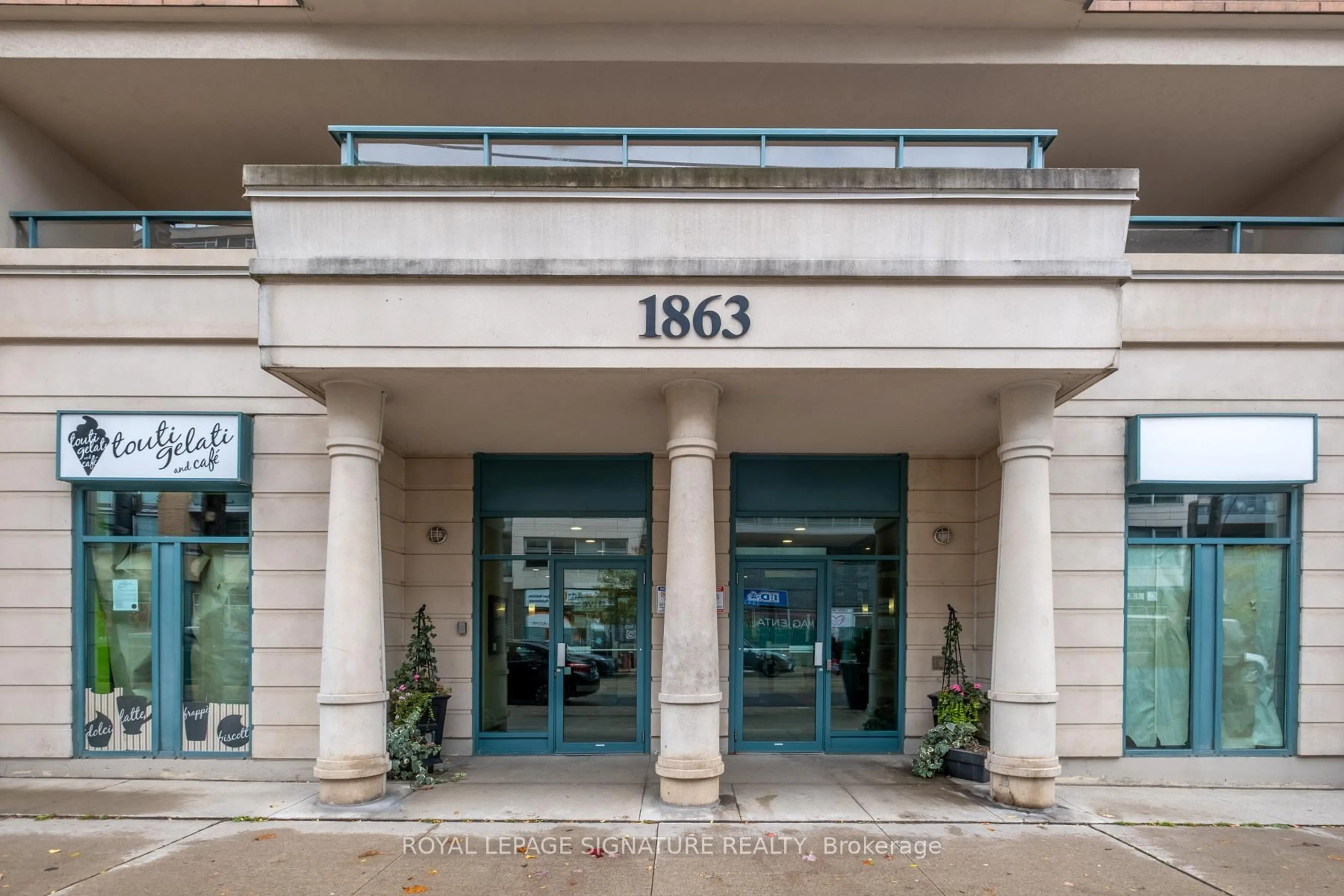 Indoor foyer for 1863 Queen St #402, Toronto Ontario M4L 3Y6