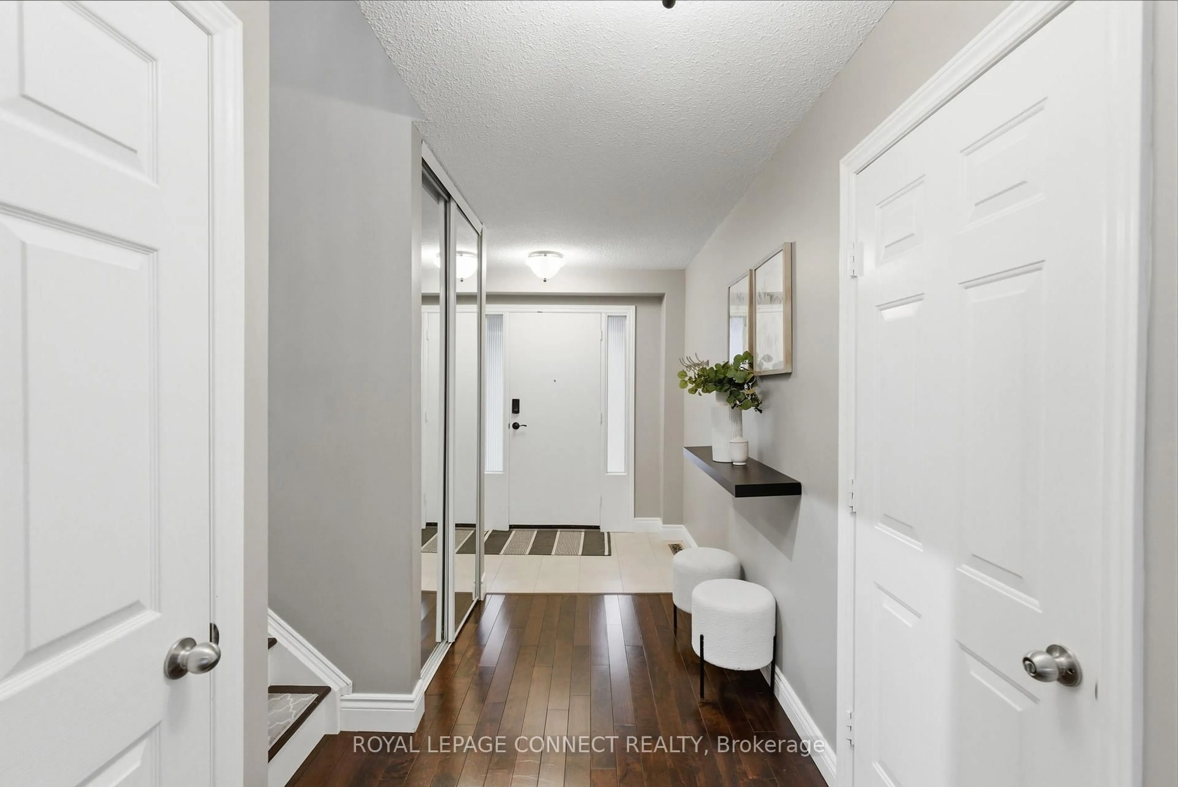 Indoor entryway for 856 Sorrento Ave, Oshawa Ontario L1J 6V9