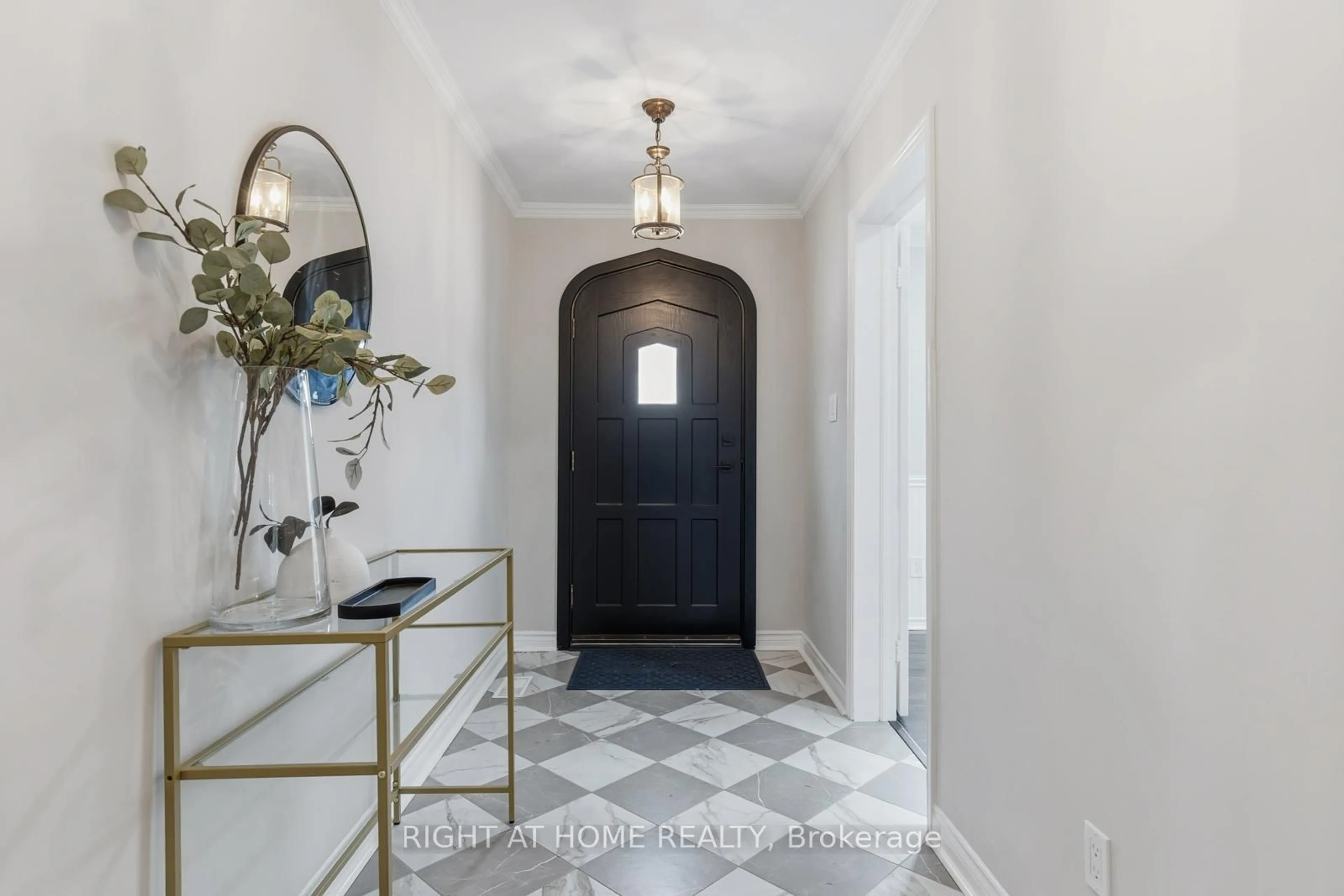 Indoor entryway for 206 High St, Whitby Ontario L1N 5H6