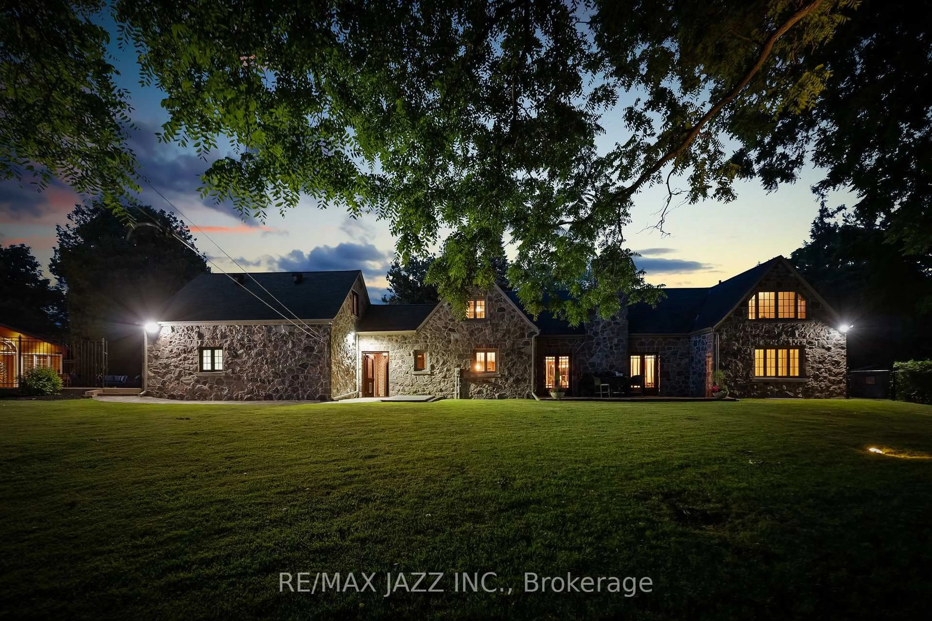 A pic from outside/outdoor area/front of a property/back of a property/a pic from drone, building for 690 Bessborough Dr, Oshawa Ontario L1G 4H2