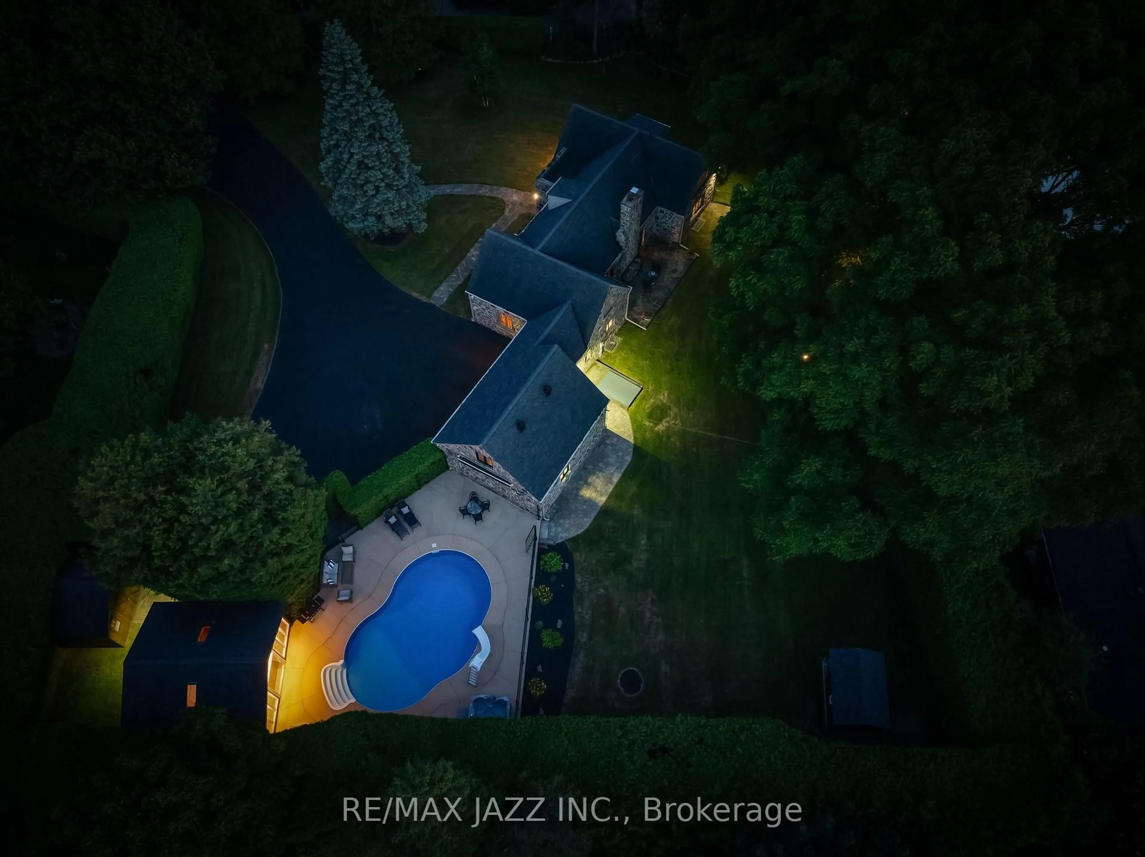 A pic from outside/outdoor area/front of a property/back of a property/a pic from drone, unknown for 690 Bessborough Dr, Oshawa Ontario L1G 4H2