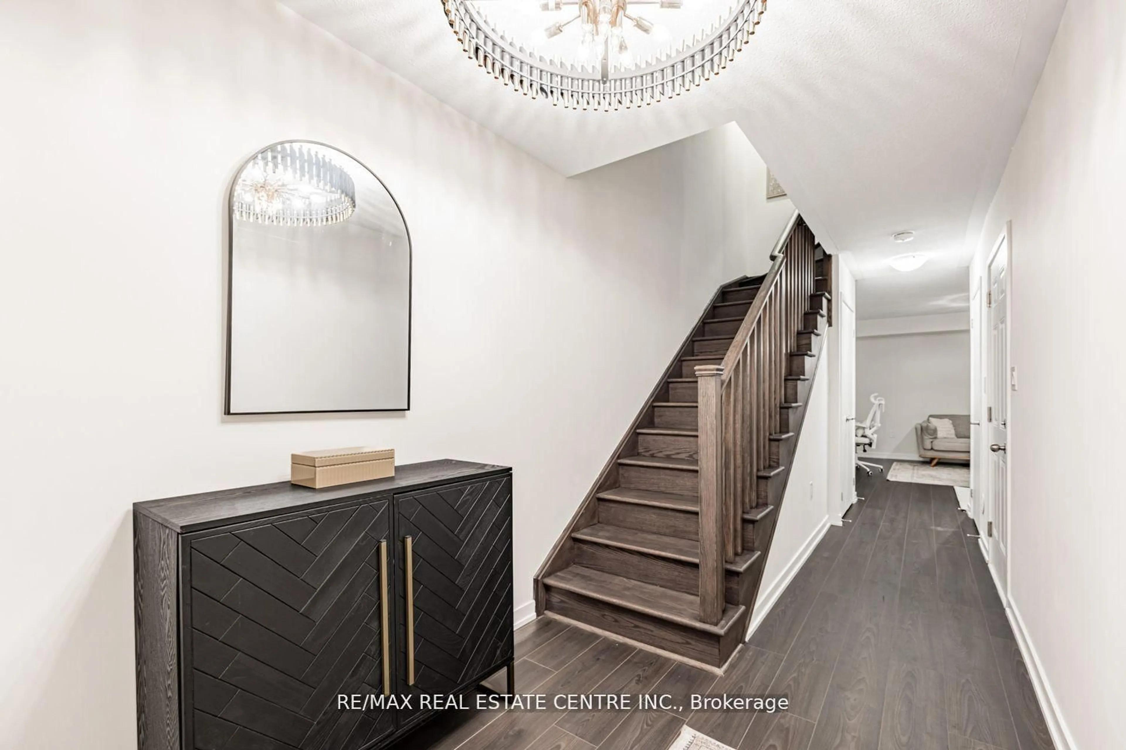 Indoor entryway for 1310 Bradenton Path, Oshawa Ontario L1K 1H2