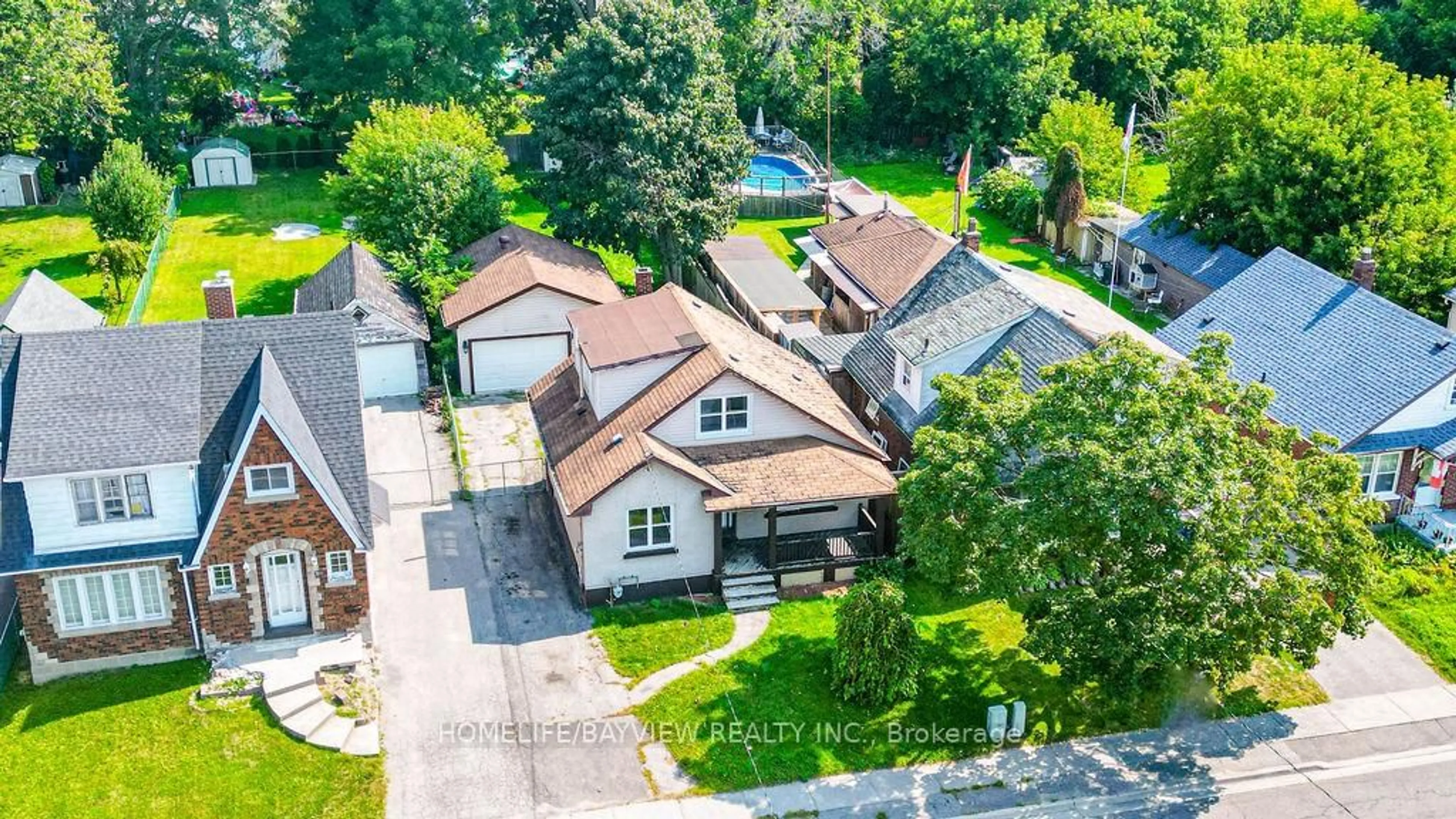 A pic from outside/outdoor area/front of a property/back of a property/a pic from drone, street for 187 Park Rd, Oshawa Ontario L1J 4H1