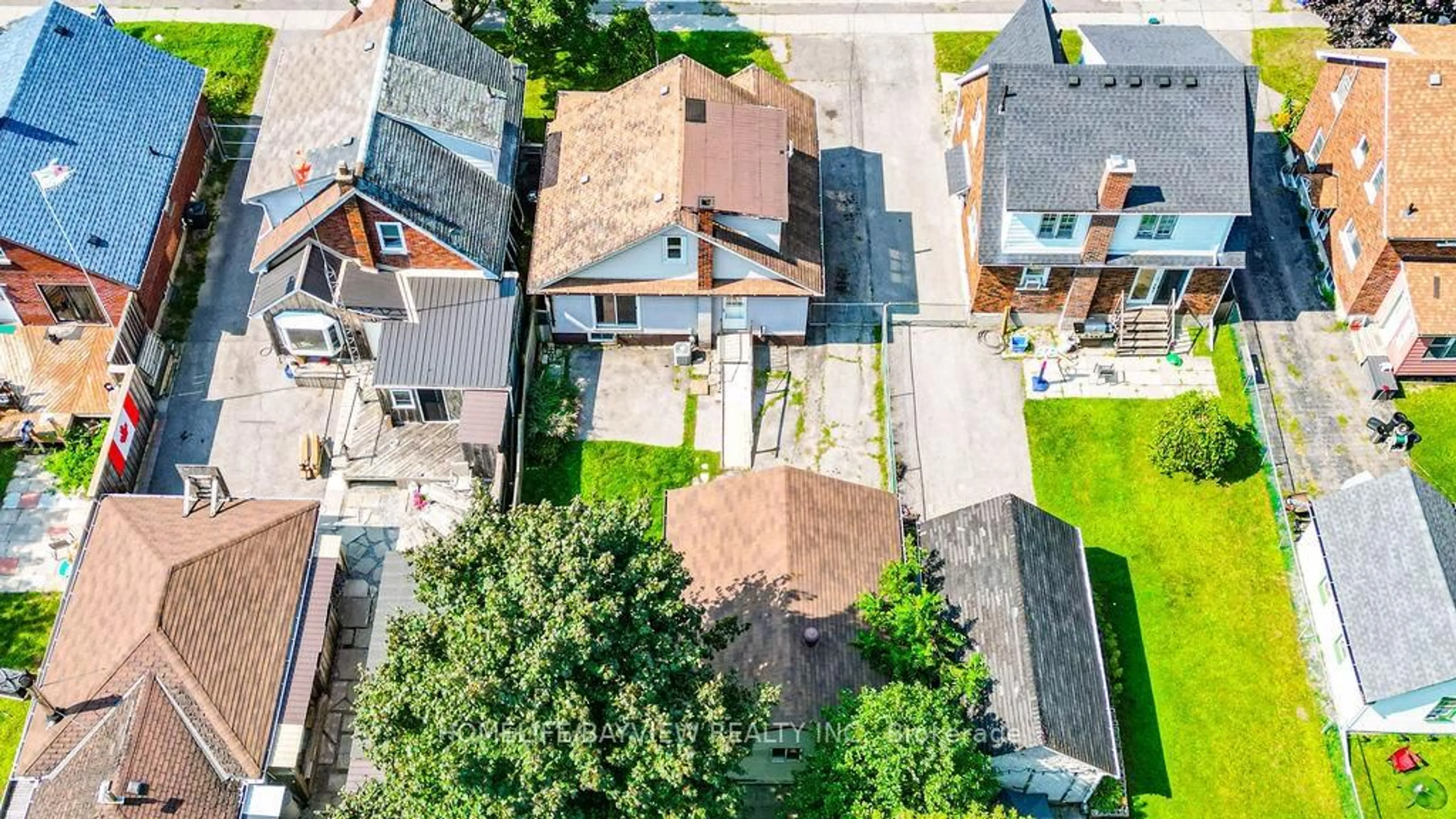 A pic from outside/outdoor area/front of a property/back of a property/a pic from drone, street for 187 Park Rd, Oshawa Ontario L1J 4H1