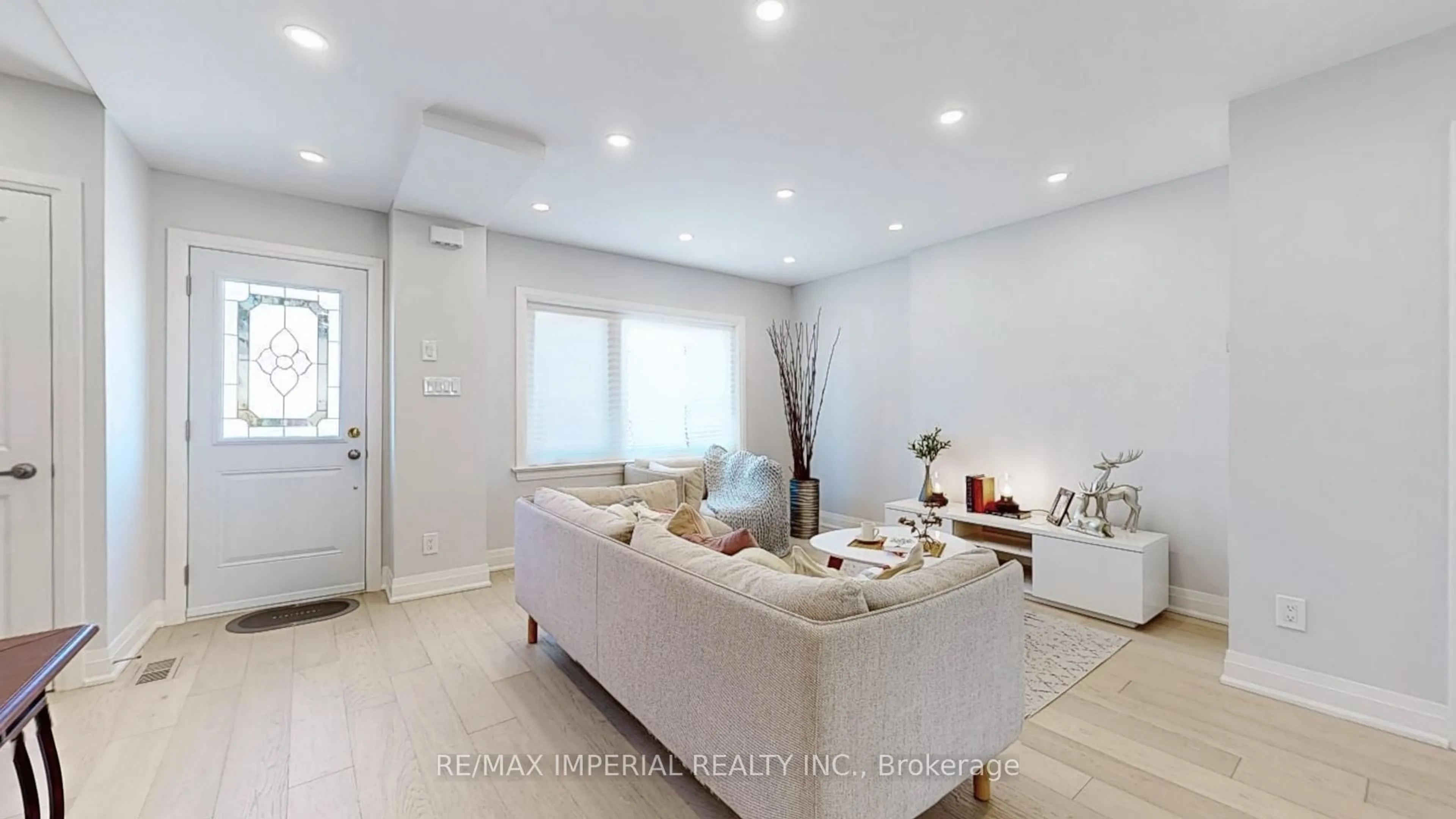 Living room with furniture, unknown for 9 Lesmount Ave, Toronto Ontario M4J 3V5