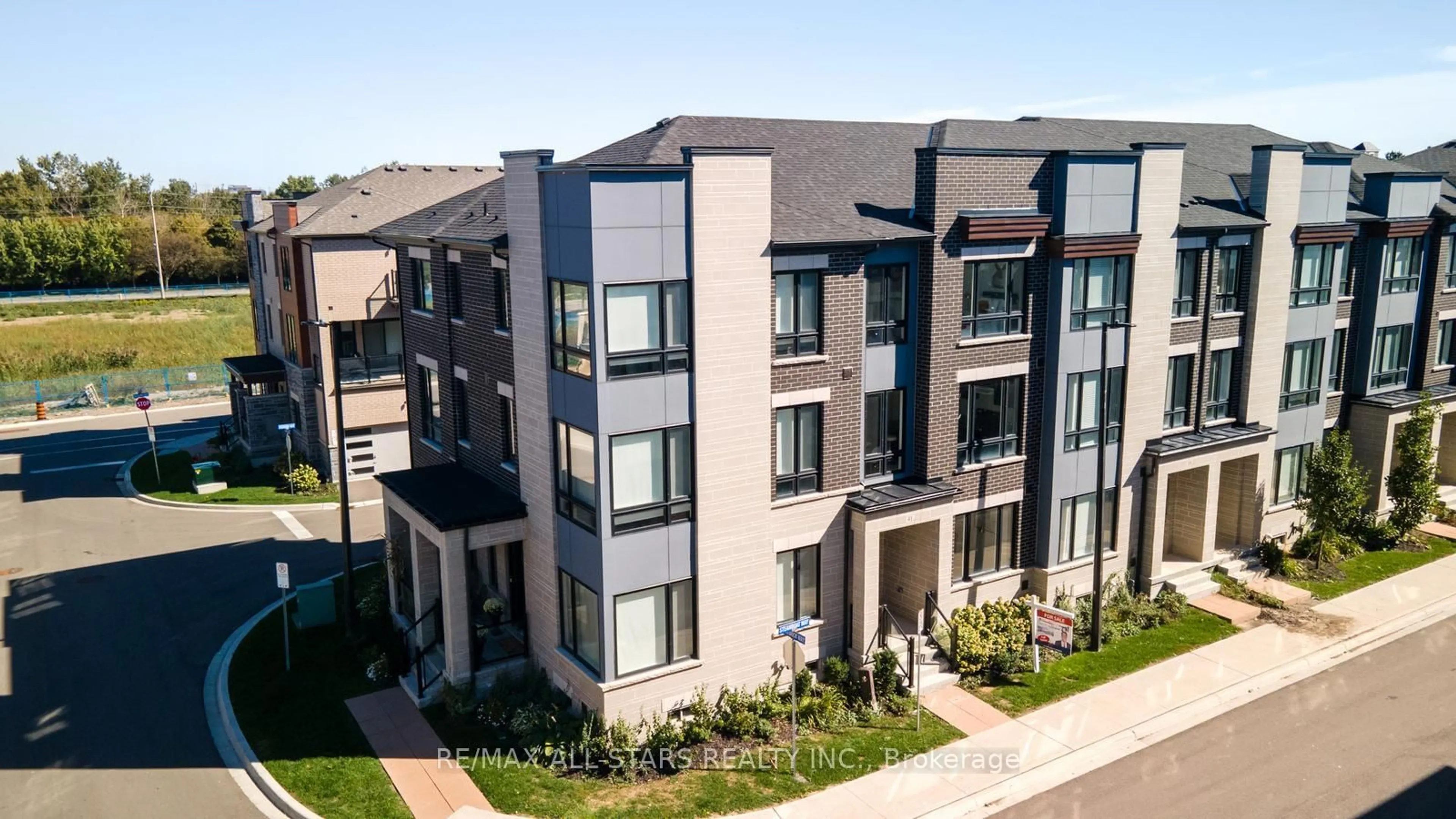 A pic from outside/outdoor area/front of a property/back of a property/a pic from drone, building for 41 Steamboat Way, Whitby Ontario L1N 0M6