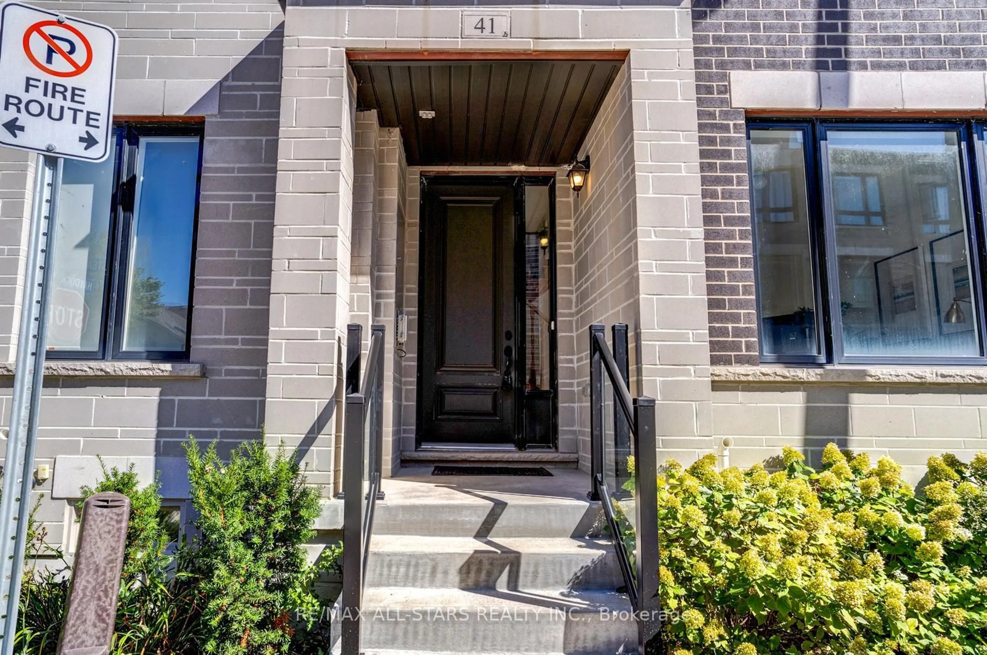 Indoor entryway for 41 Steamboat Way, Whitby Ontario L1N 0M6