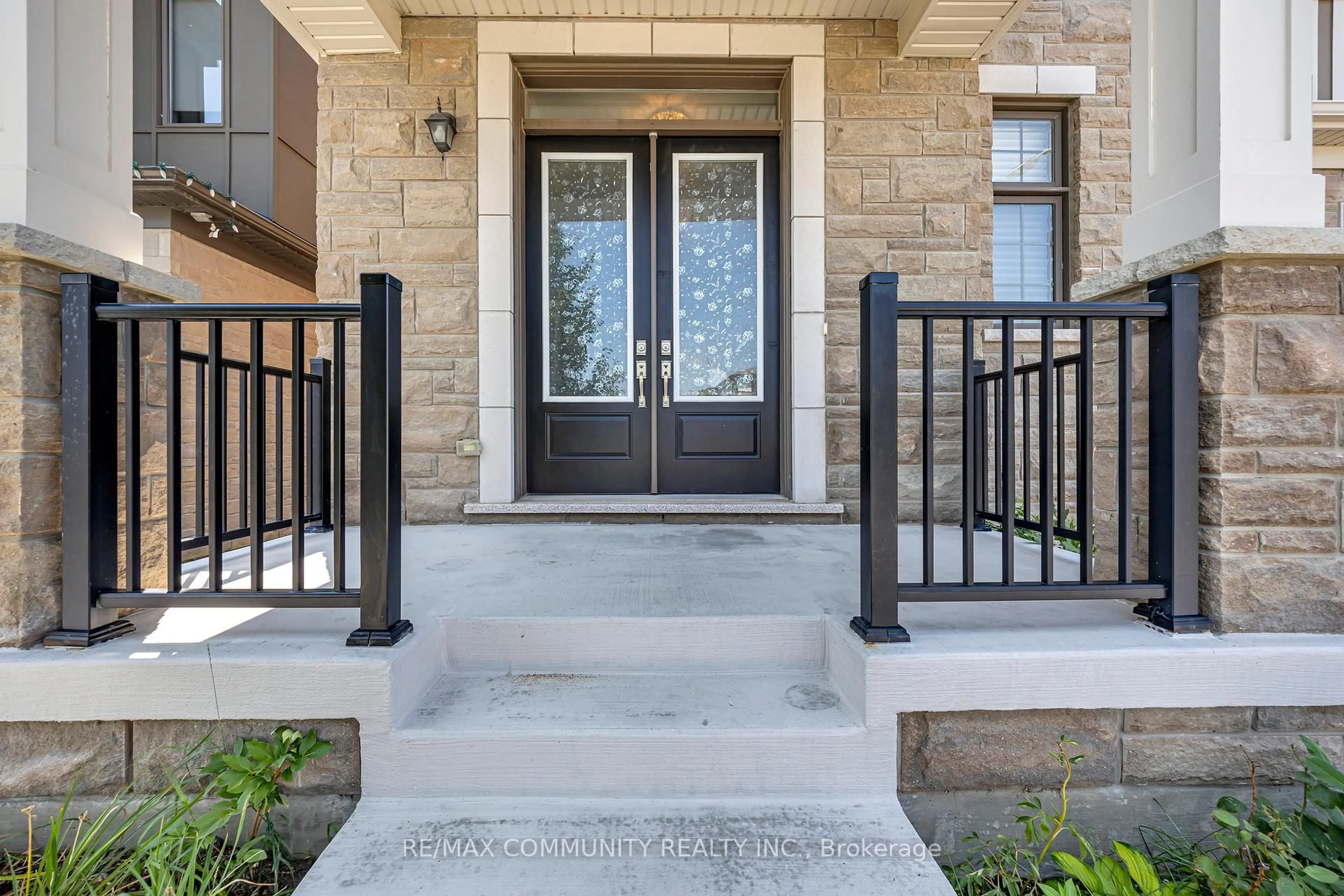 Indoor entryway for 1159 Dragonfly Ave, Pickering Ontario L1X 0G1