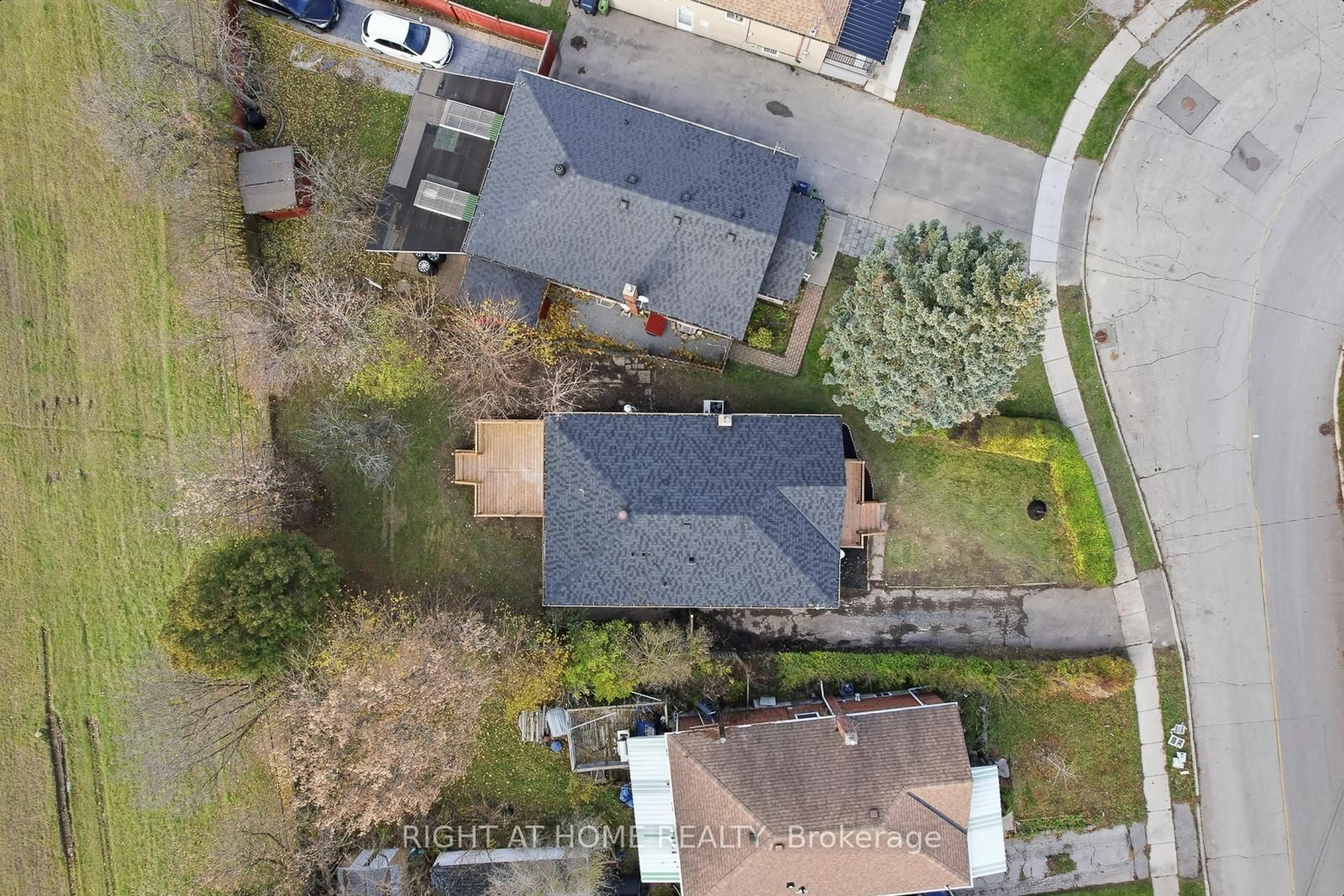 A pic from outside/outdoor area/front of a property/back of a property/a pic from drone, street for 162 Tower Dr, Toronto Ontario M1R 3P5