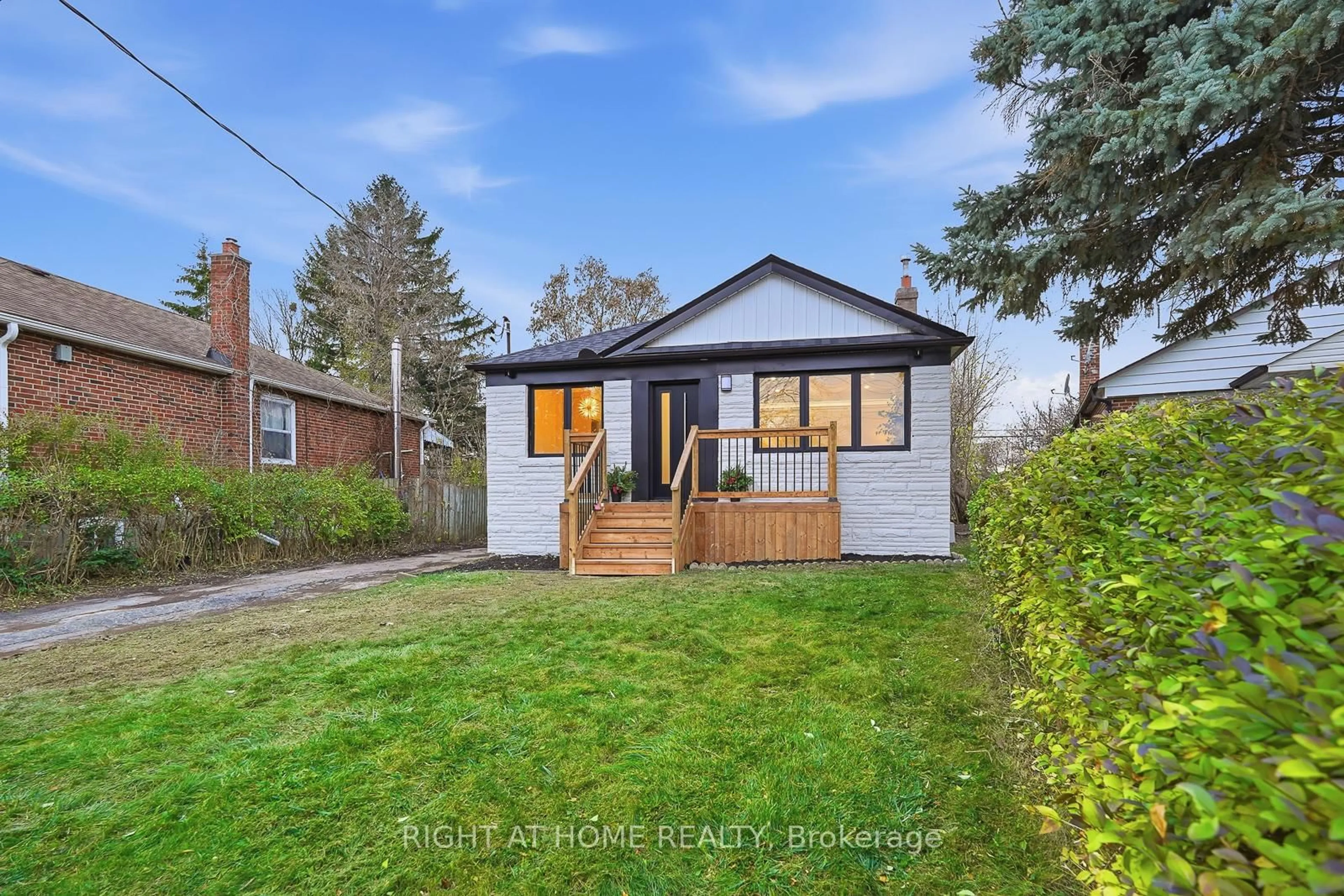 A pic from outside/outdoor area/front of a property/back of a property/a pic from drone, street for 162 Tower Dr, Toronto Ontario M1R 3P5