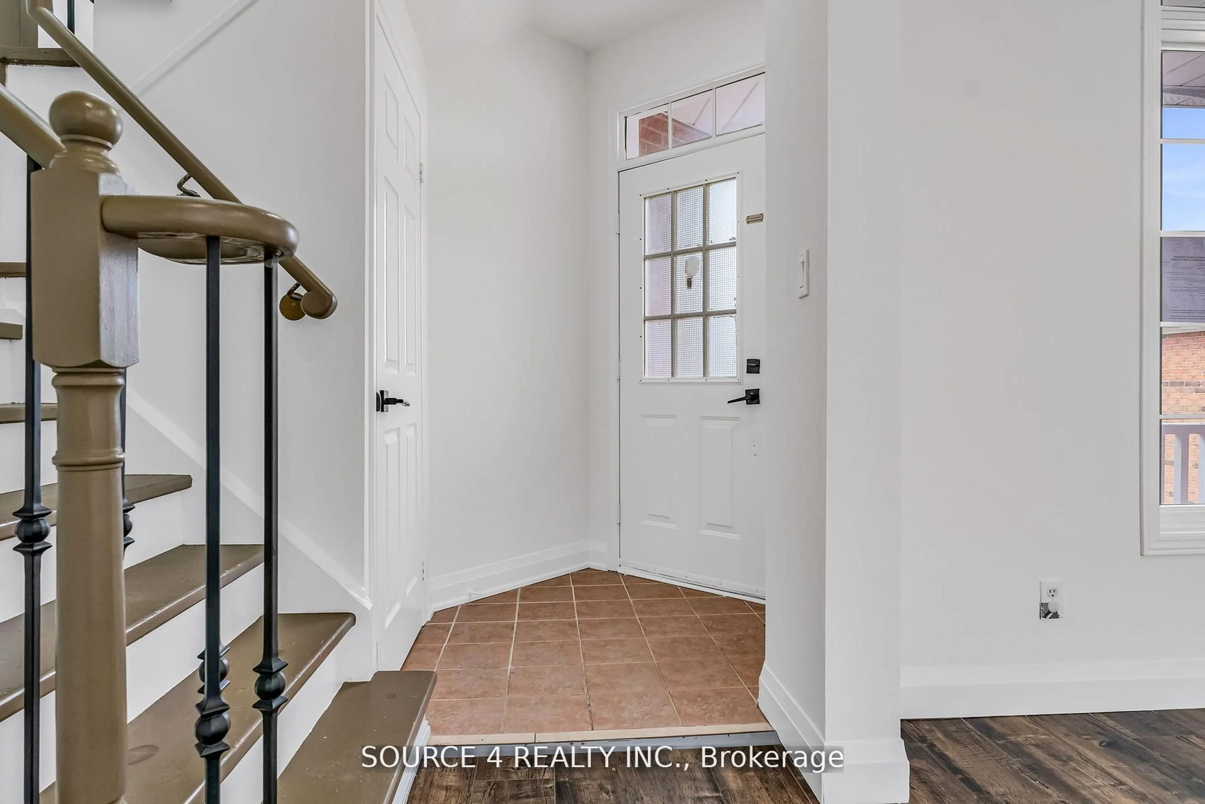 Indoor entryway for 1030 Timberland Cres, Oshawa Ontario L1K 2L9