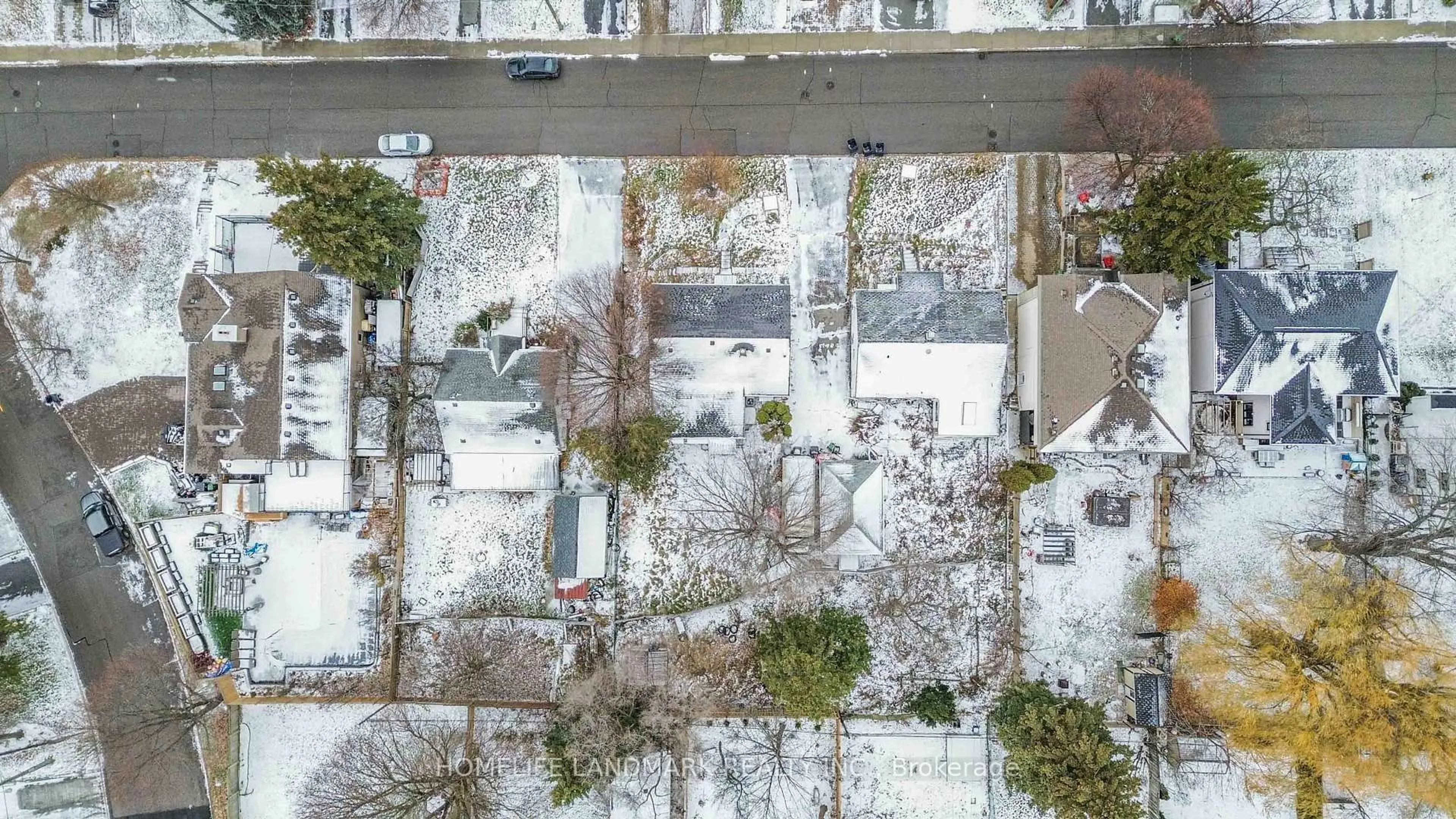 A pic from outside/outdoor area/front of a property/back of a property/a pic from drone, street for 81 Brooklawn Ave, Toronto Ontario M1M 2P7