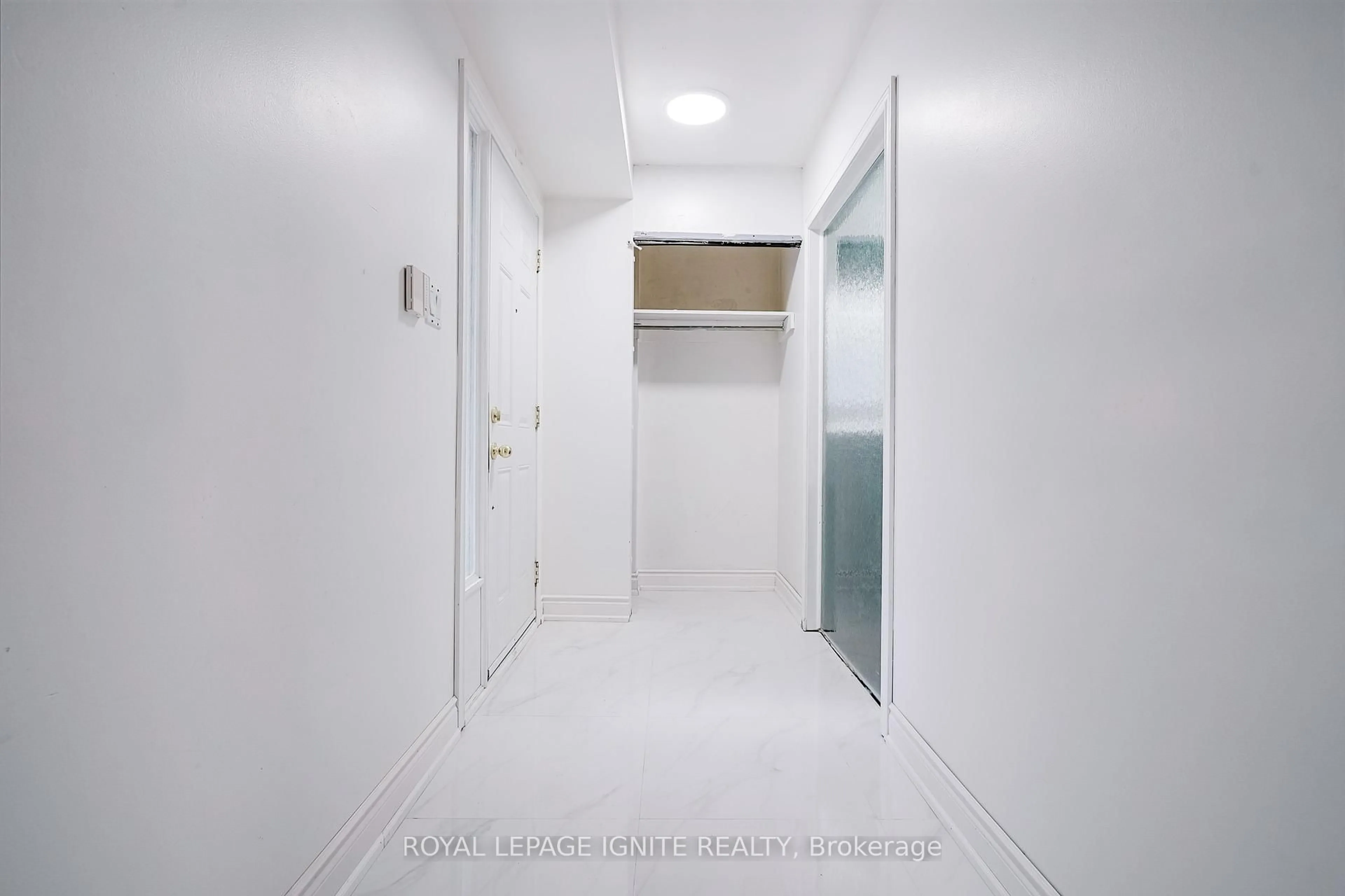 Indoor foyer for 122 Valdor Dr, Toronto Ontario M1V 1R5