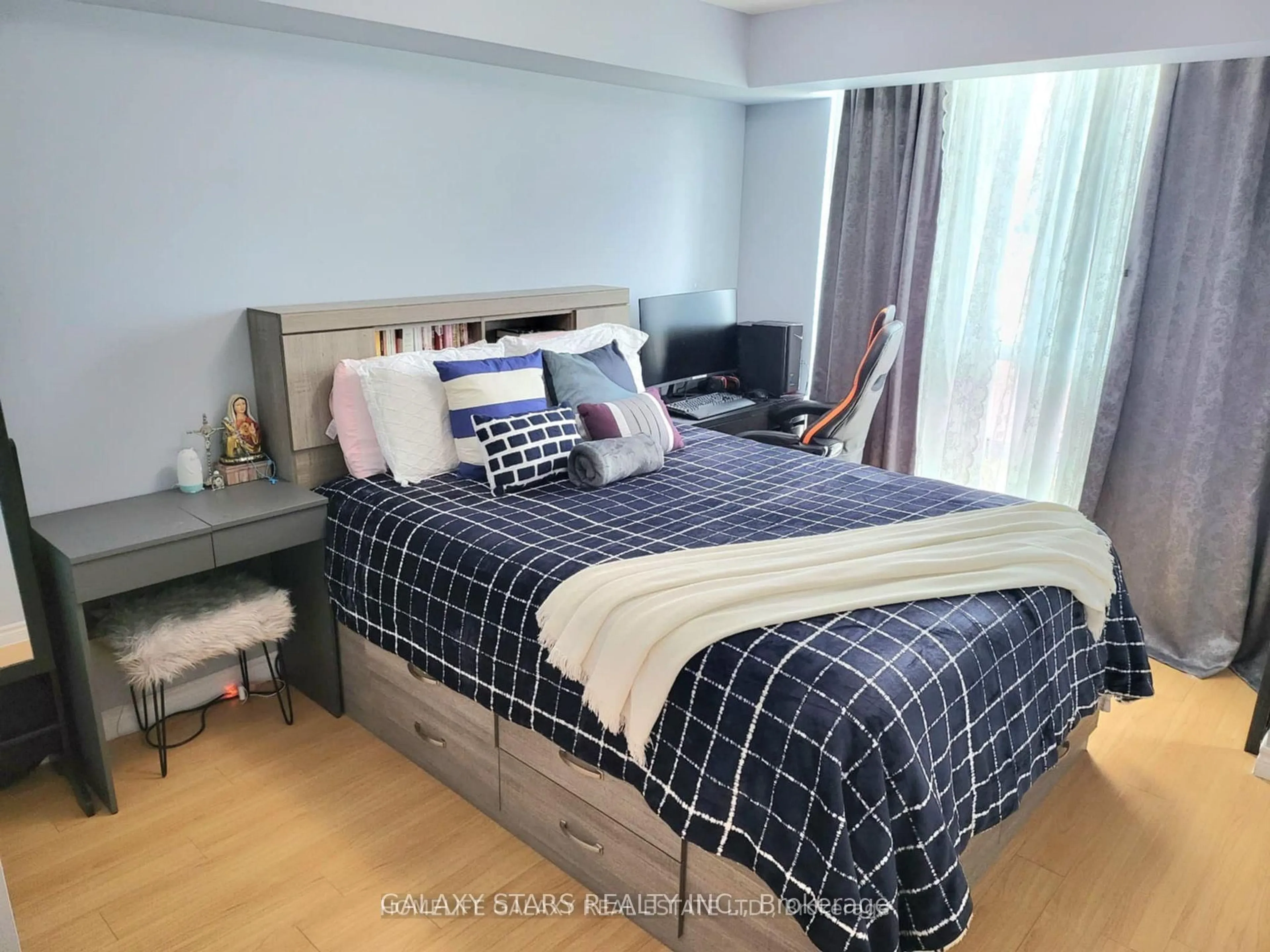 Bedroom with bed, wood/laminate floor for 68 Grangeway Ave #1109, Toronto Ontario M1H 0A1