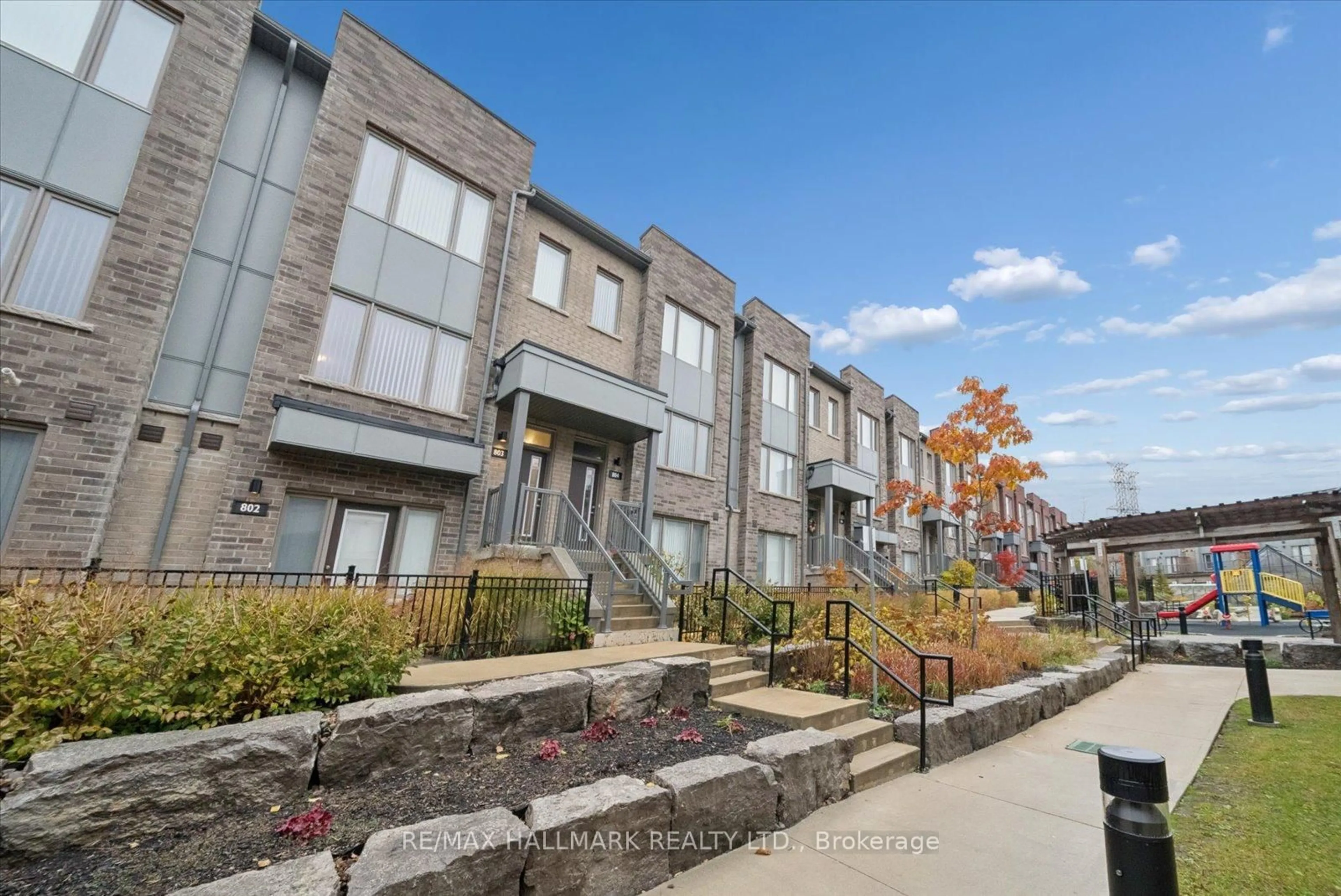 Patio, street for 1525 Kingston Rd #803, Pickering Ontario L1V 0E9