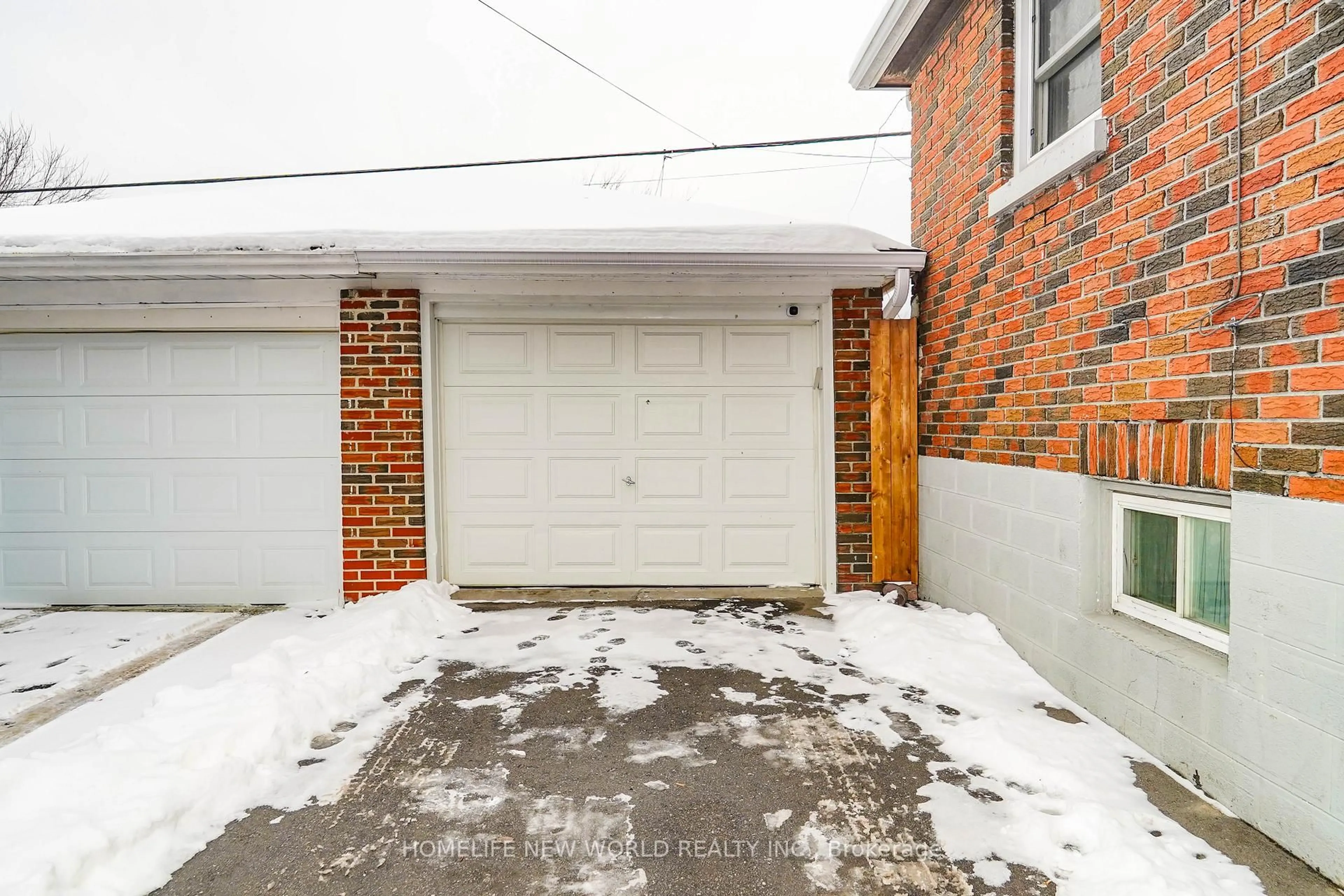 Unknown for 137 Banting Ave, Oshawa Ontario L1H 2M5