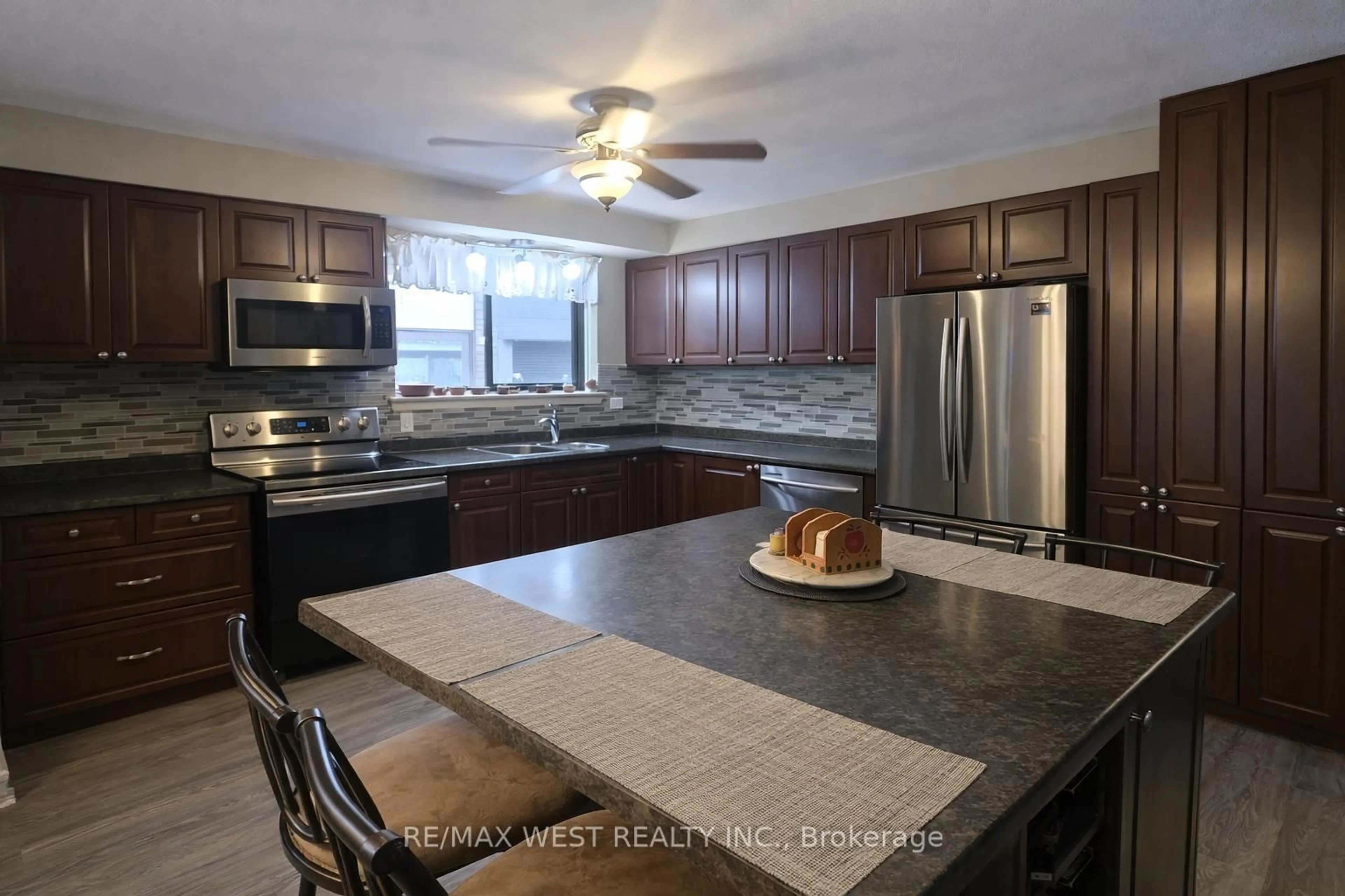 Open concept kitchen, ceramic/tile floor for 662 Balsam Cres, Oshawa Ontario L1J 6A2