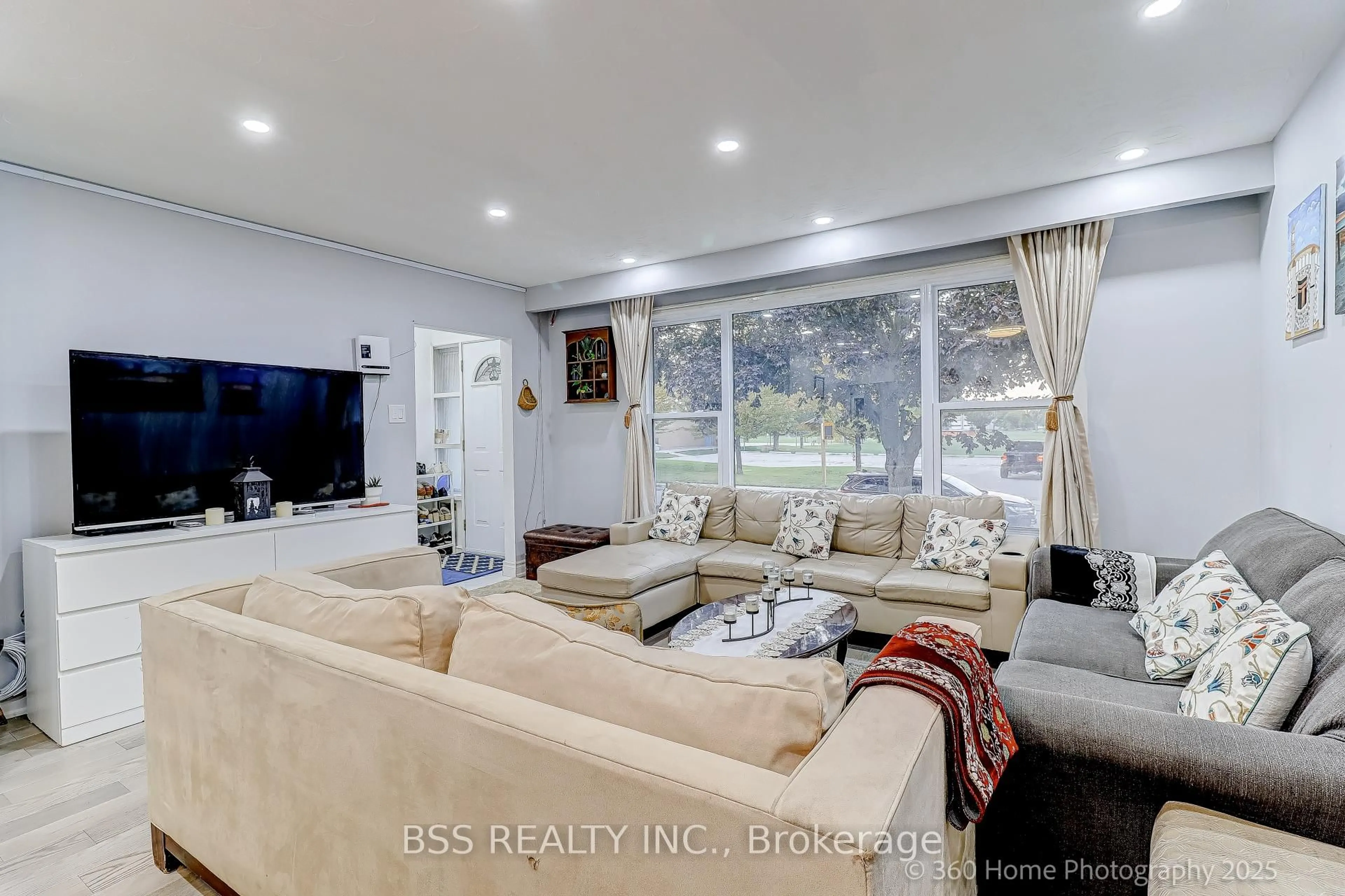 Living room with furniture, unknown for 35 Waldock St, Toronto Ontario M1E 2E7