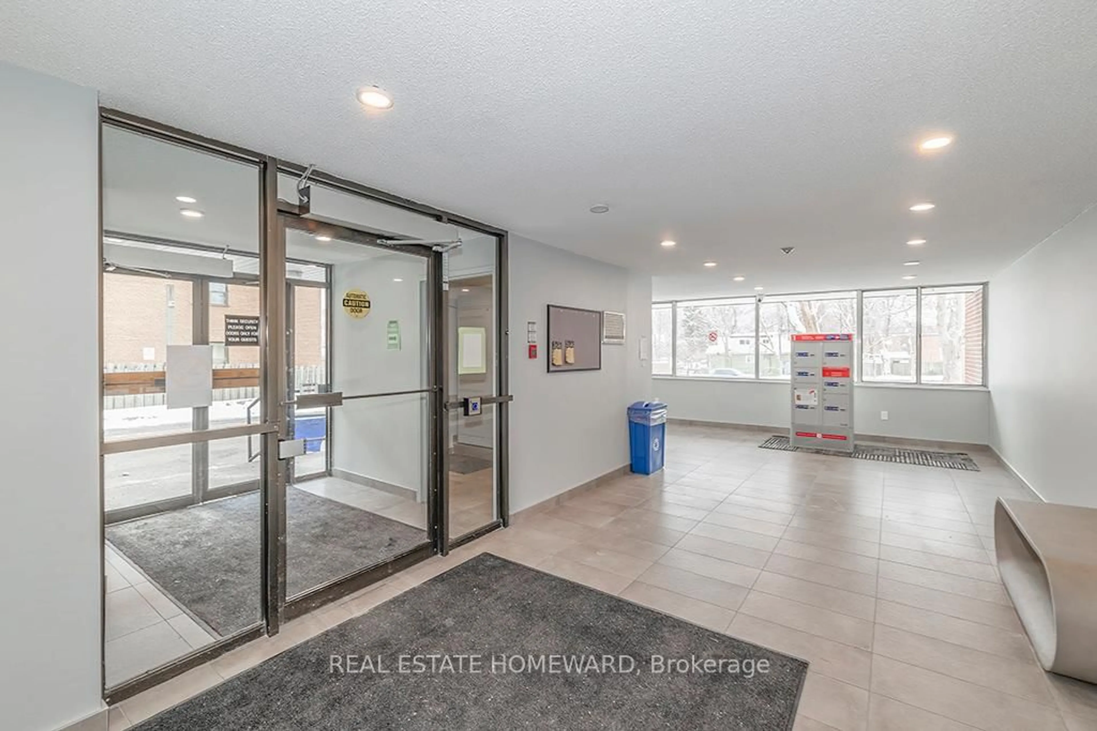 Indoor foyer for 4060 Lawrence Ave #505, Toronto Ontario M1E 4V4