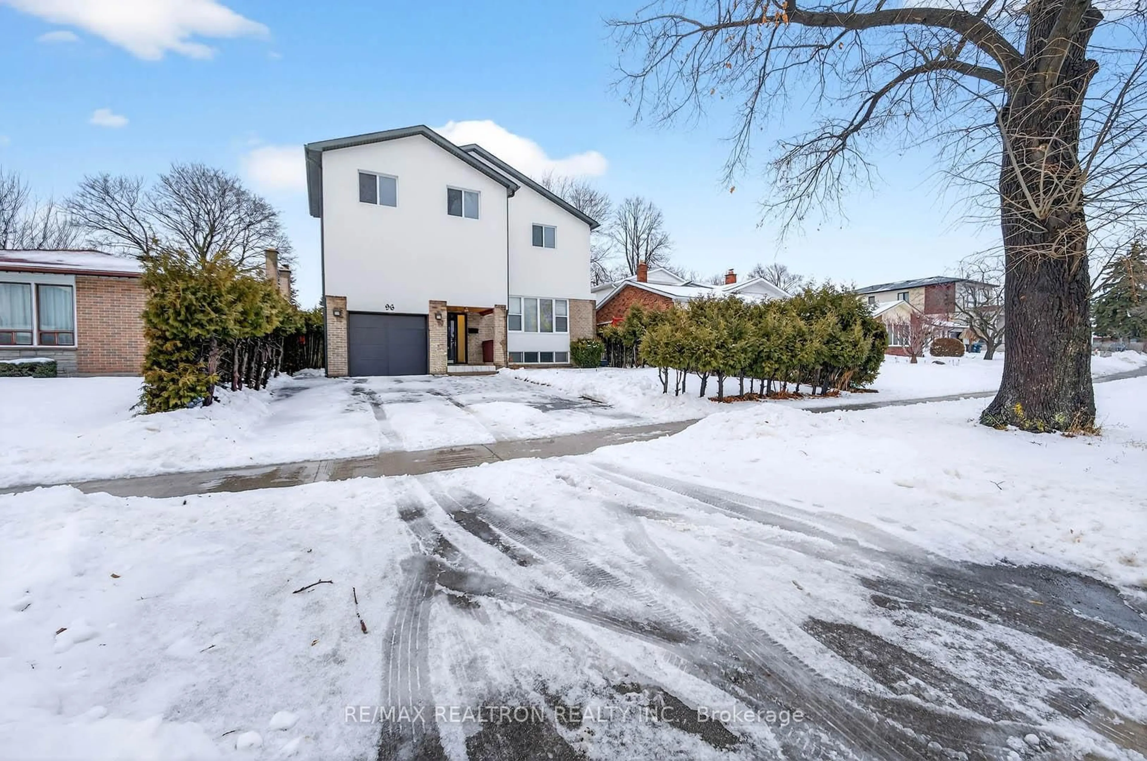 A pic from outside/outdoor area/front of a property/back of a property/a pic from drone, street for 96 Invergordon Ave, Toronto Ontario M1S 2Z2