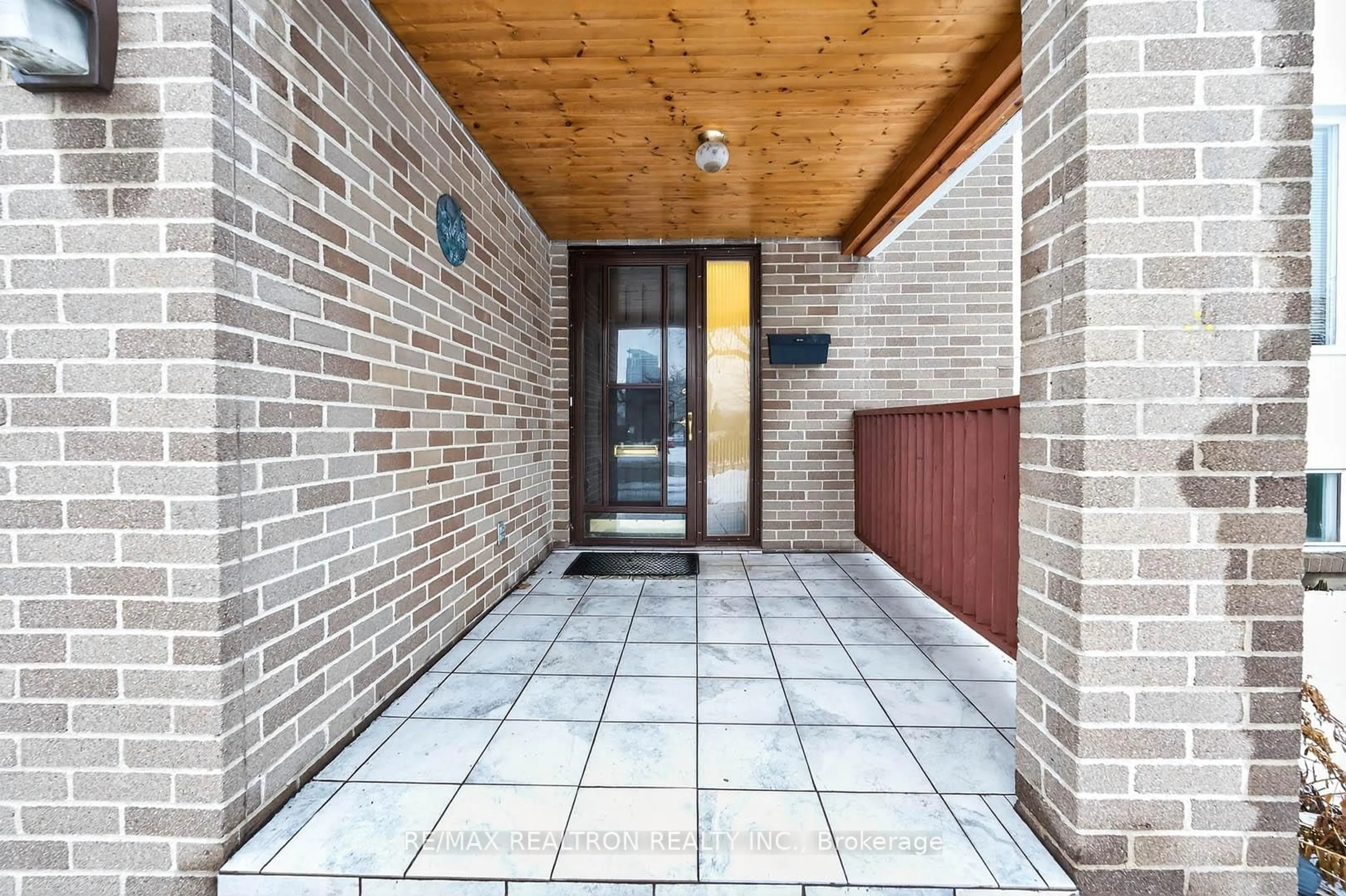 Indoor foyer for 96 Invergordon Ave, Toronto Ontario M1S 2Z2