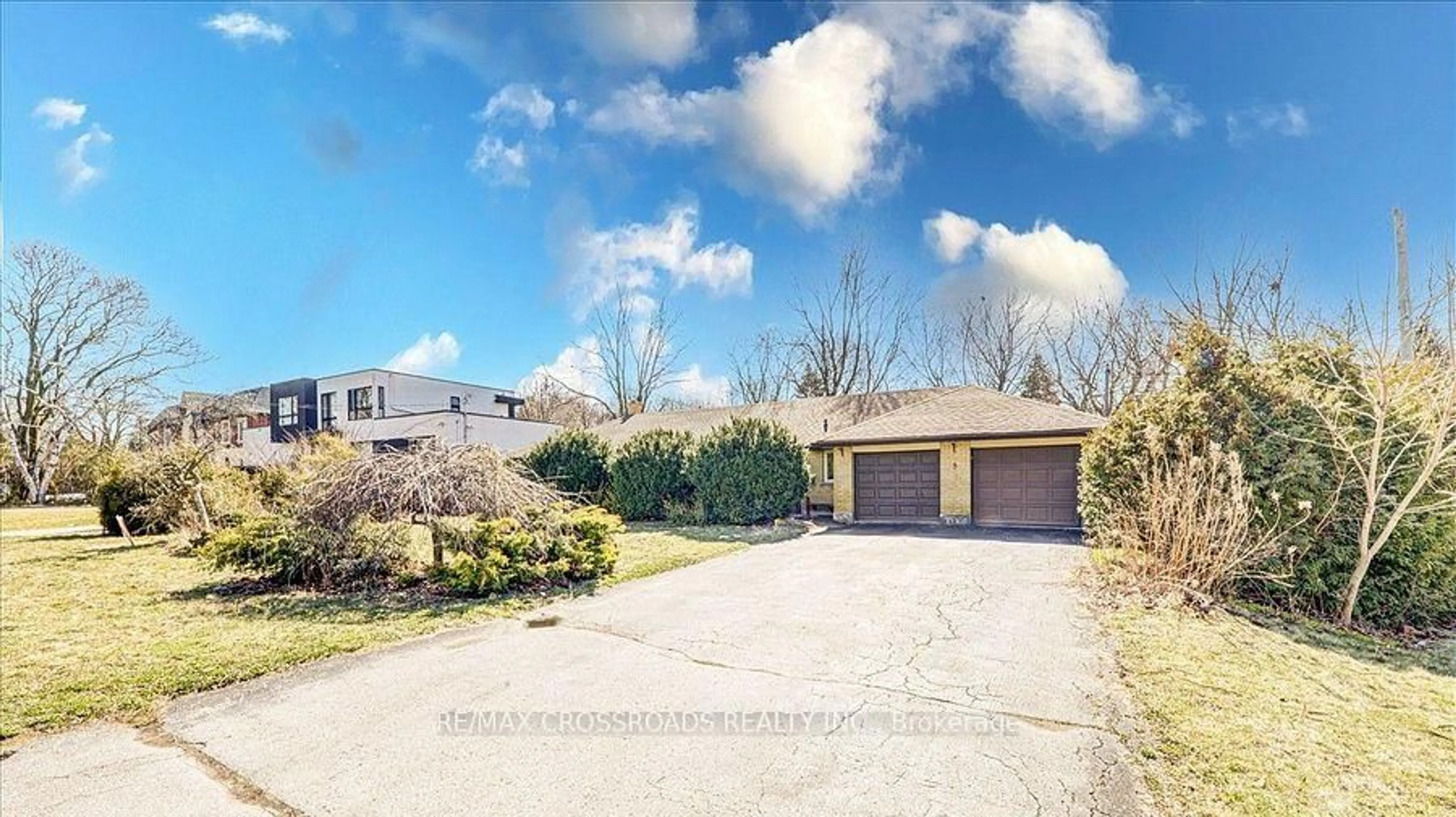 A pic from outside/outdoor area/front of a property/back of a property/a pic from drone, street for 5 Balcarra Ave, Toronto Ontario M1M 1G8