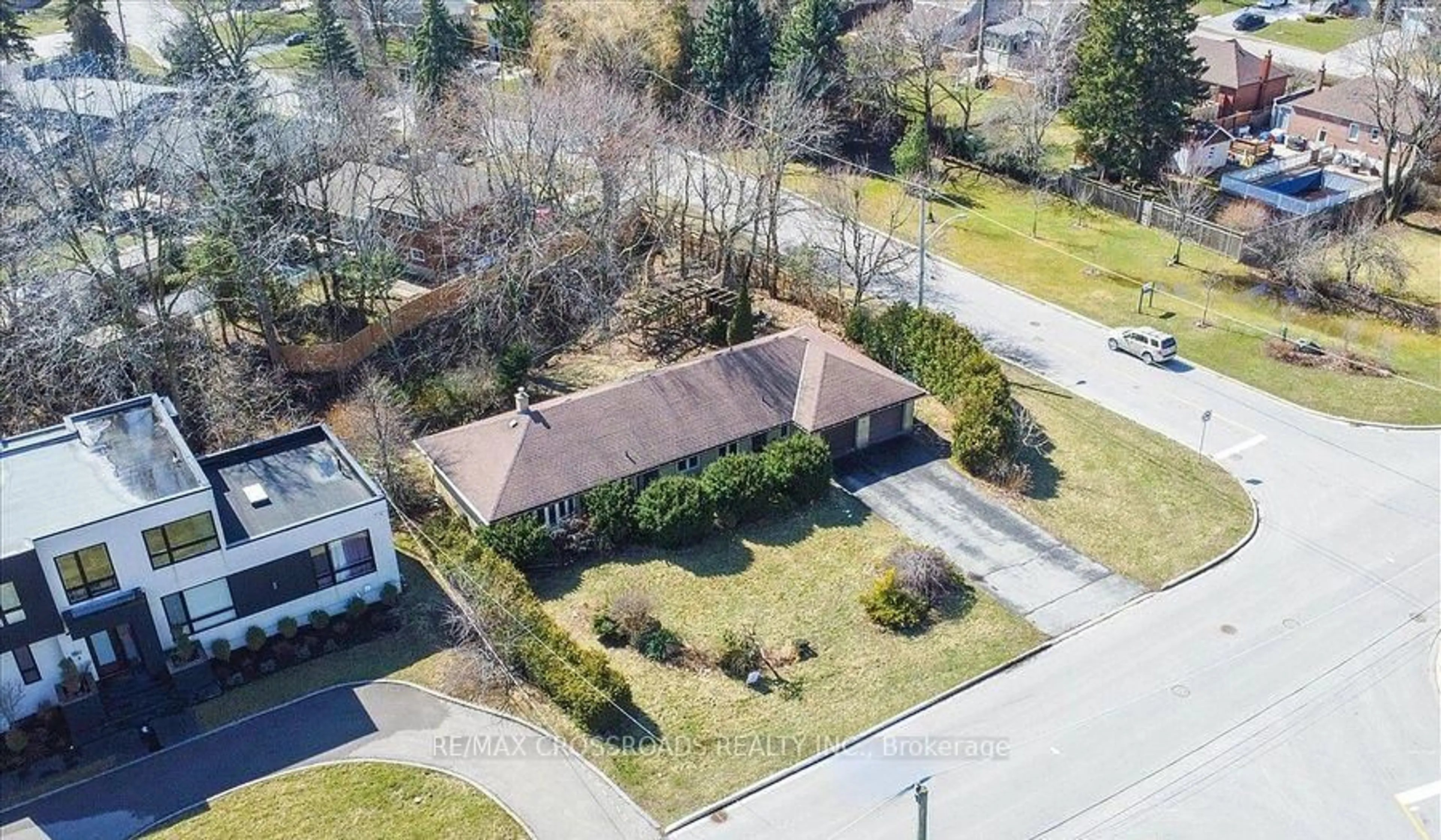 A pic from outside/outdoor area/front of a property/back of a property/a pic from drone, street for 5 Balcarra Ave, Toronto Ontario M1M 1G8