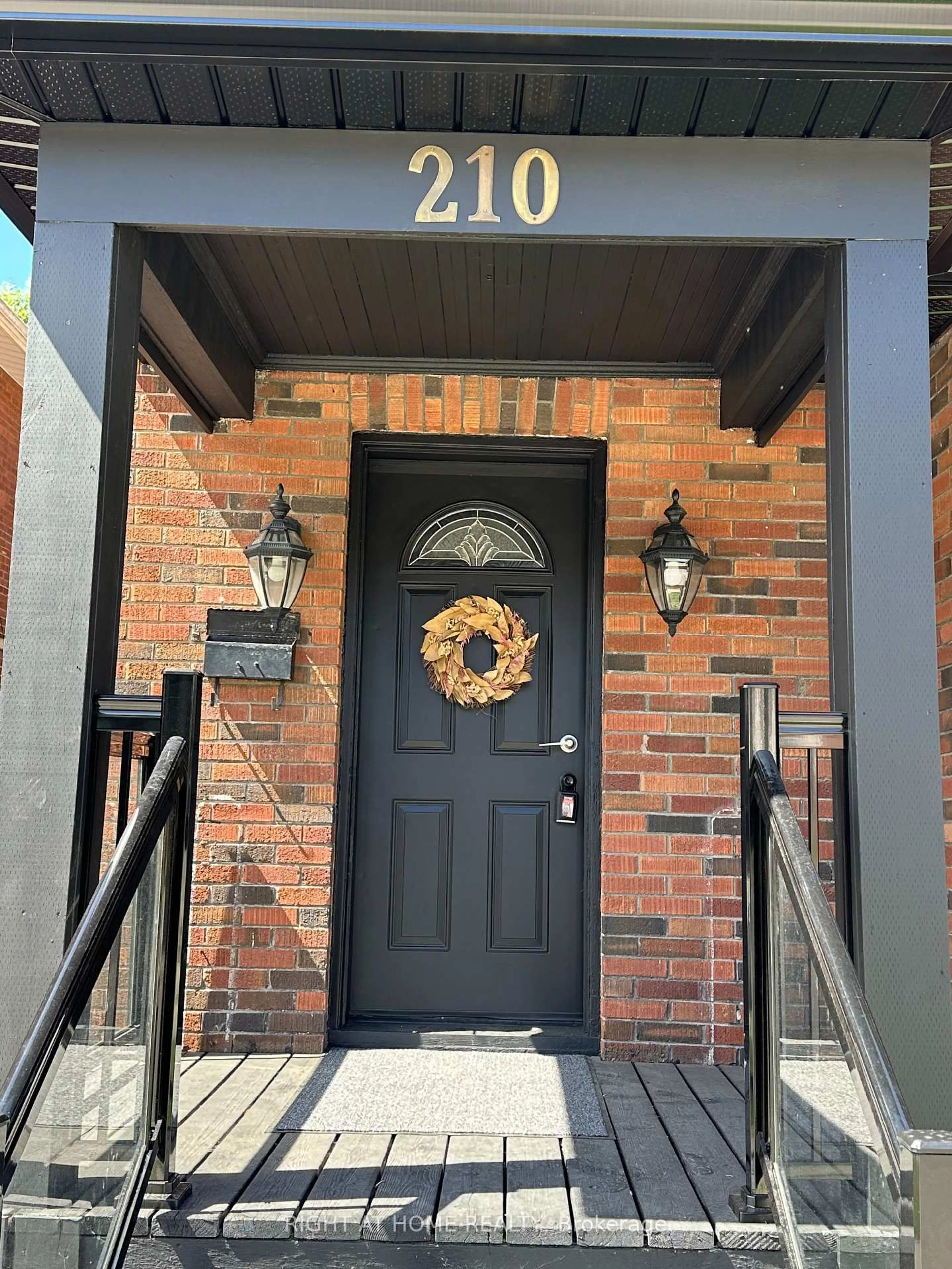 Indoor entryway for 210 Dearborn Ave, Oshawa Ontario L1G 4Z4