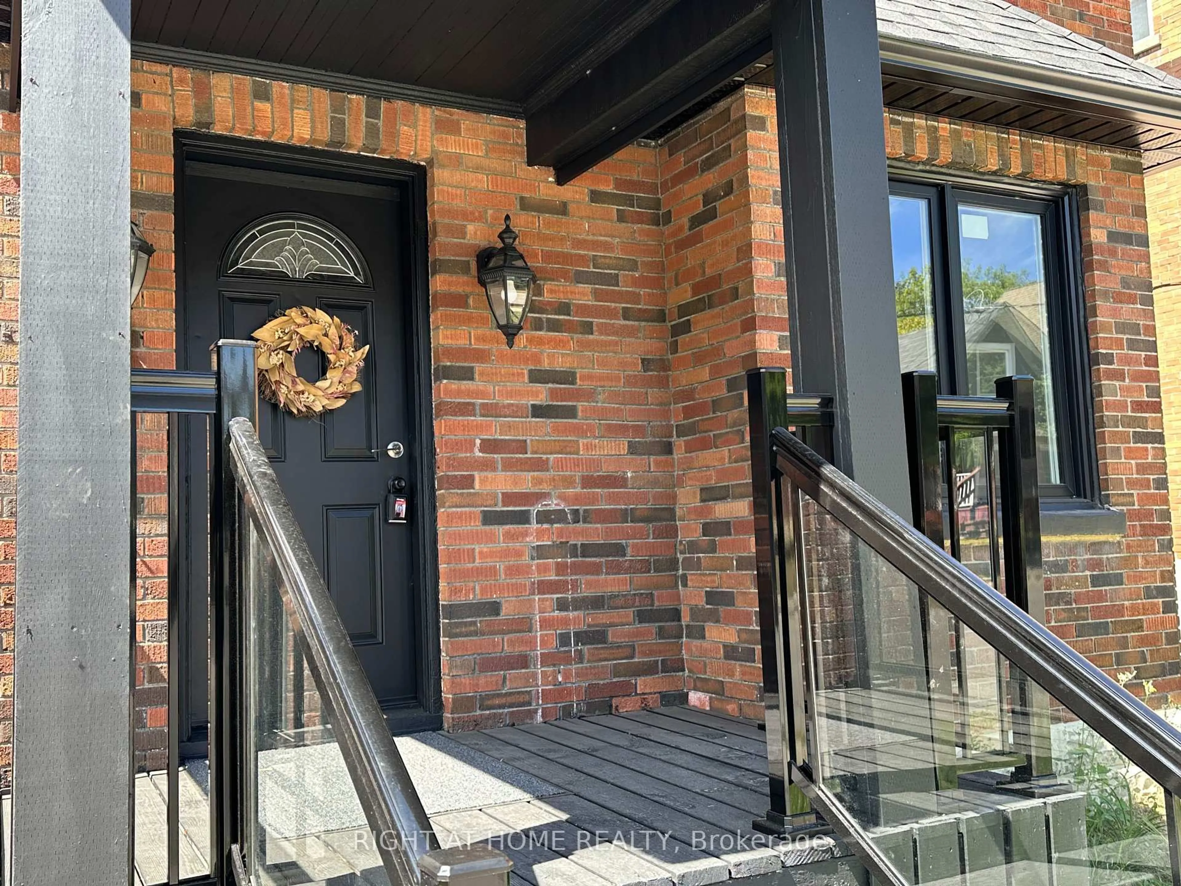 Indoor entryway for 210 Dearborn Ave, Oshawa Ontario L1G 4Z4