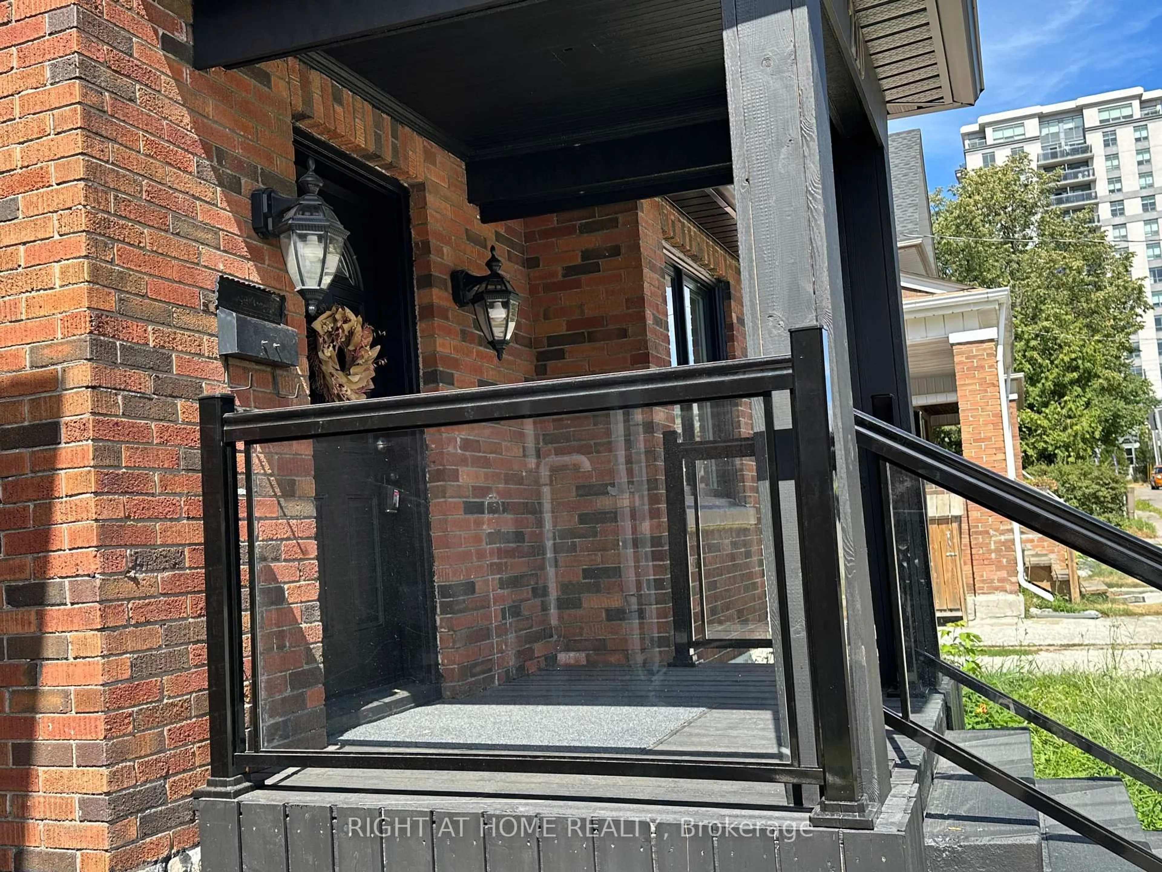 Unknown for 210 Dearborn Ave, Oshawa Ontario L1G 4Z4