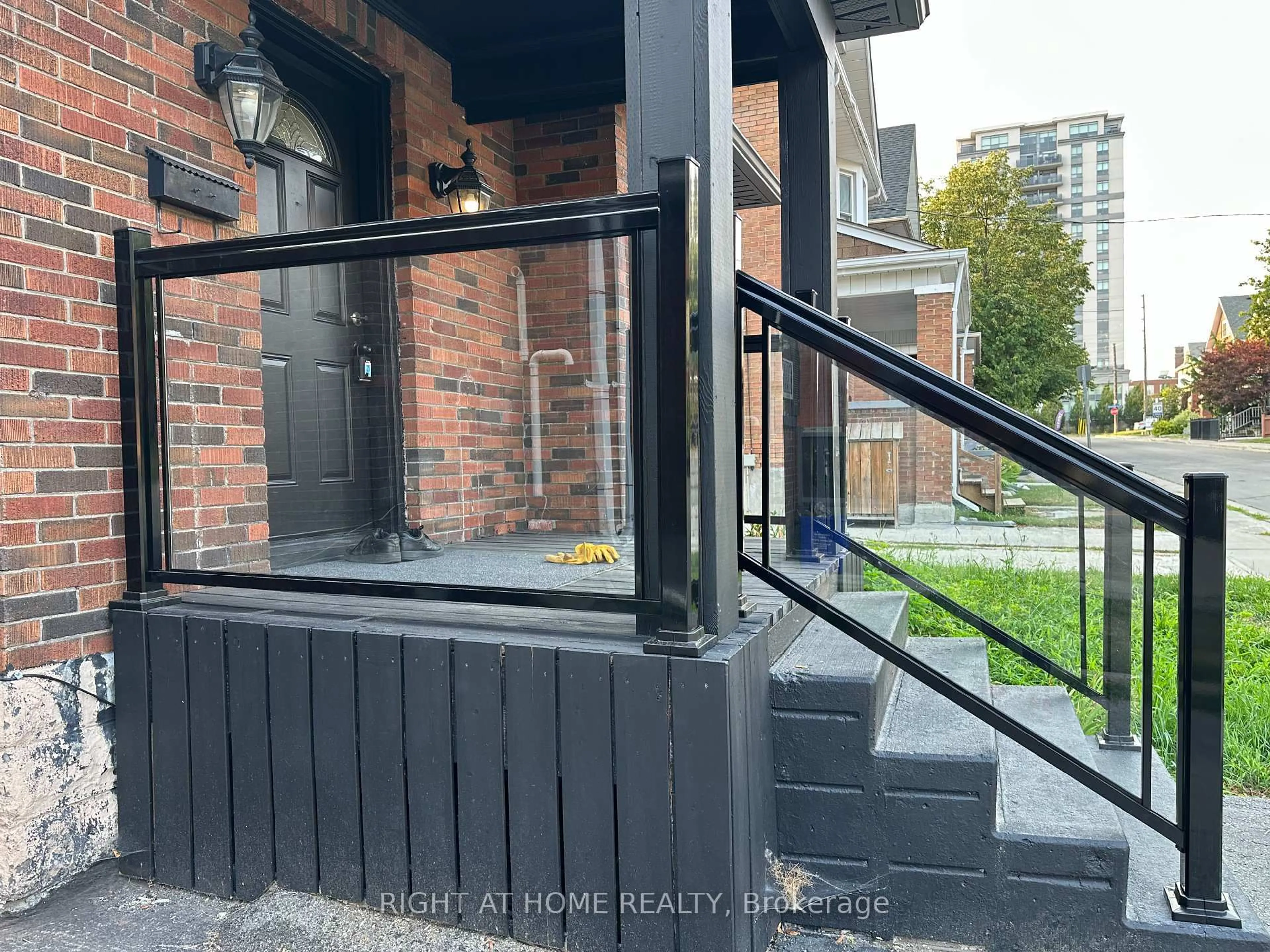 Unknown for 210 Dearborn Ave, Oshawa Ontario L1G 4Z4