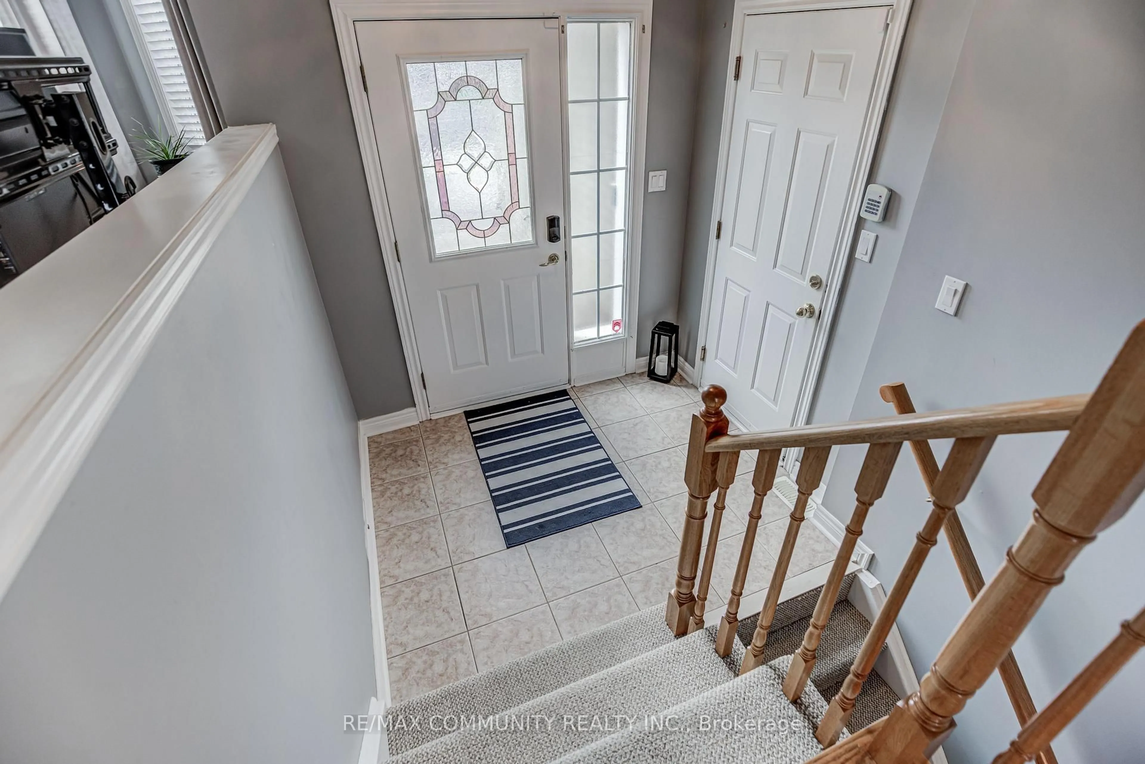 Indoor entryway for 48 Bloom Ave, Clarington Ontario L1B 1N6