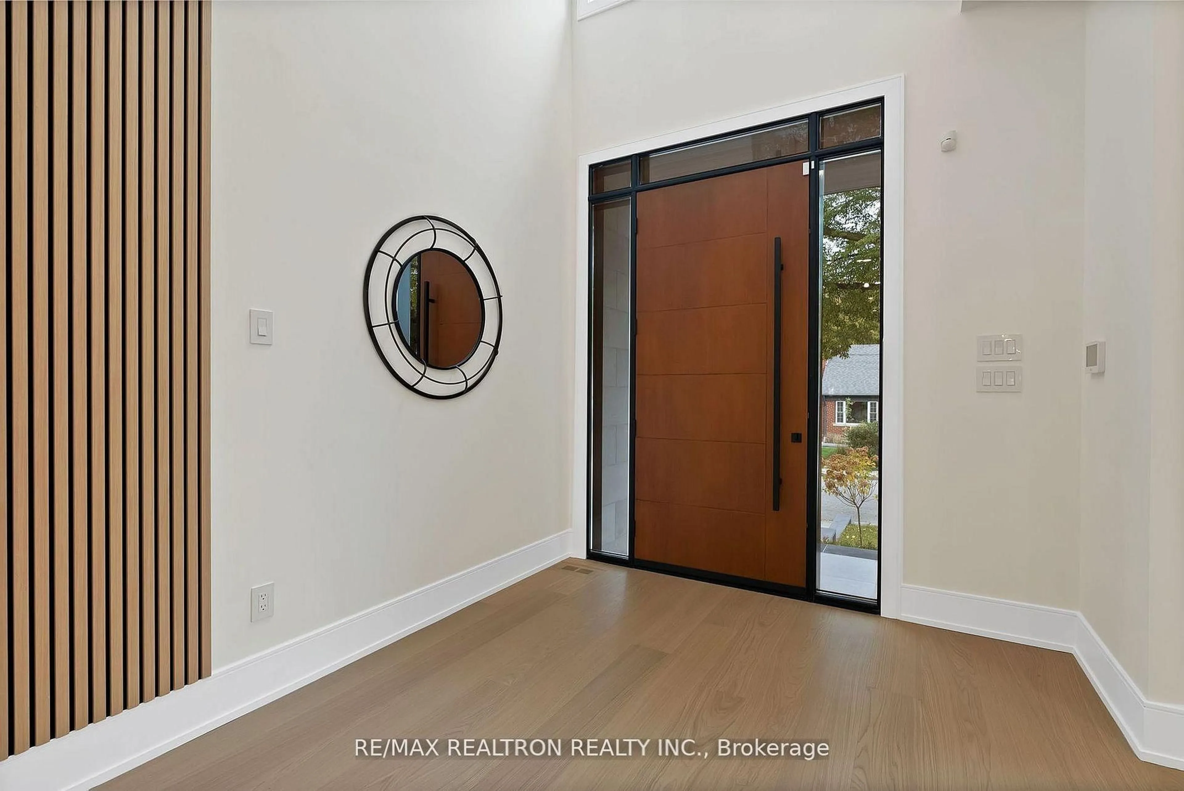 Indoor entryway for 18 Glen Eden Cres, Toronto Ontario M4B 2X9
