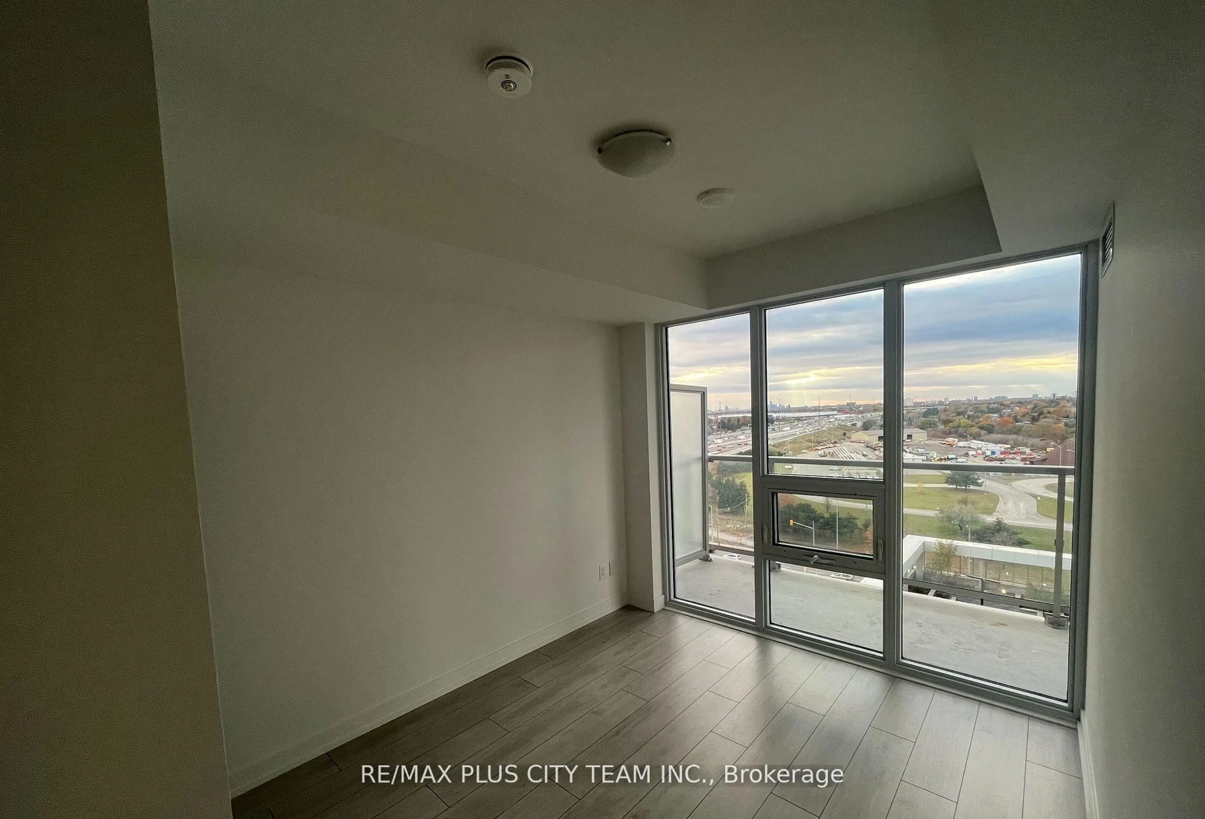 A pic of a room for 2033 Kennedy Rd #1512, Toronto Ontario M1T 0B9