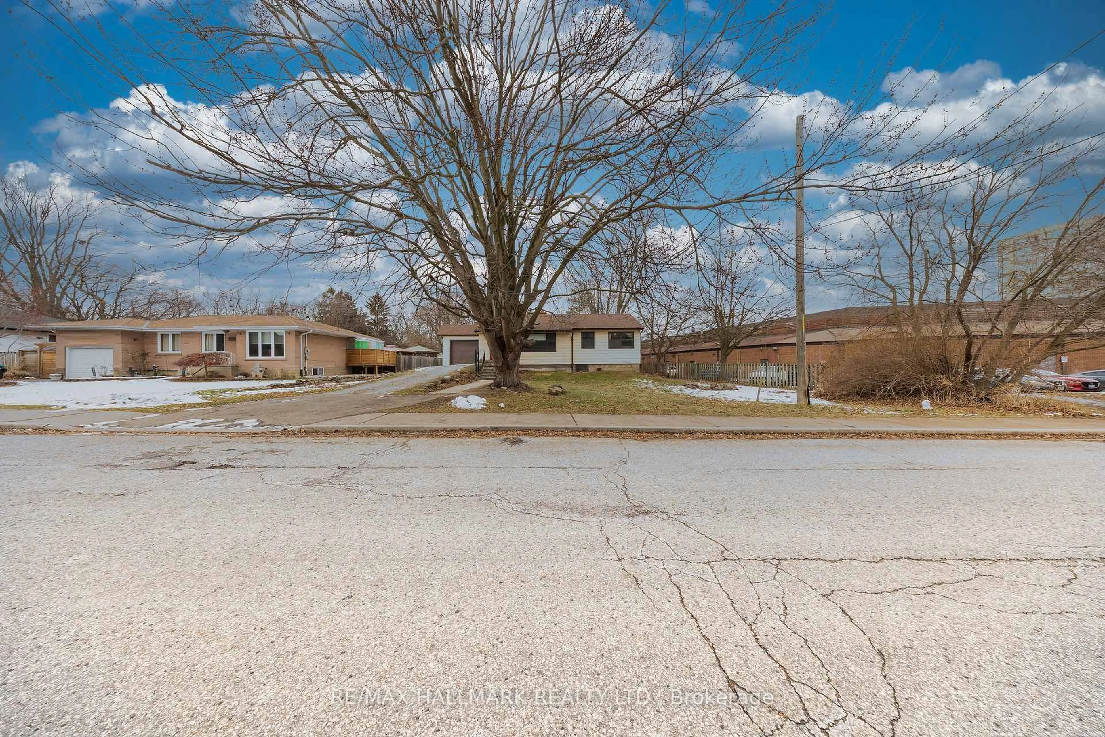 A pic from outside/outdoor area/front of a property/back of a property/a pic from drone, street for 1911 Glenview Rd, Pickering Ontario L1V 1W9