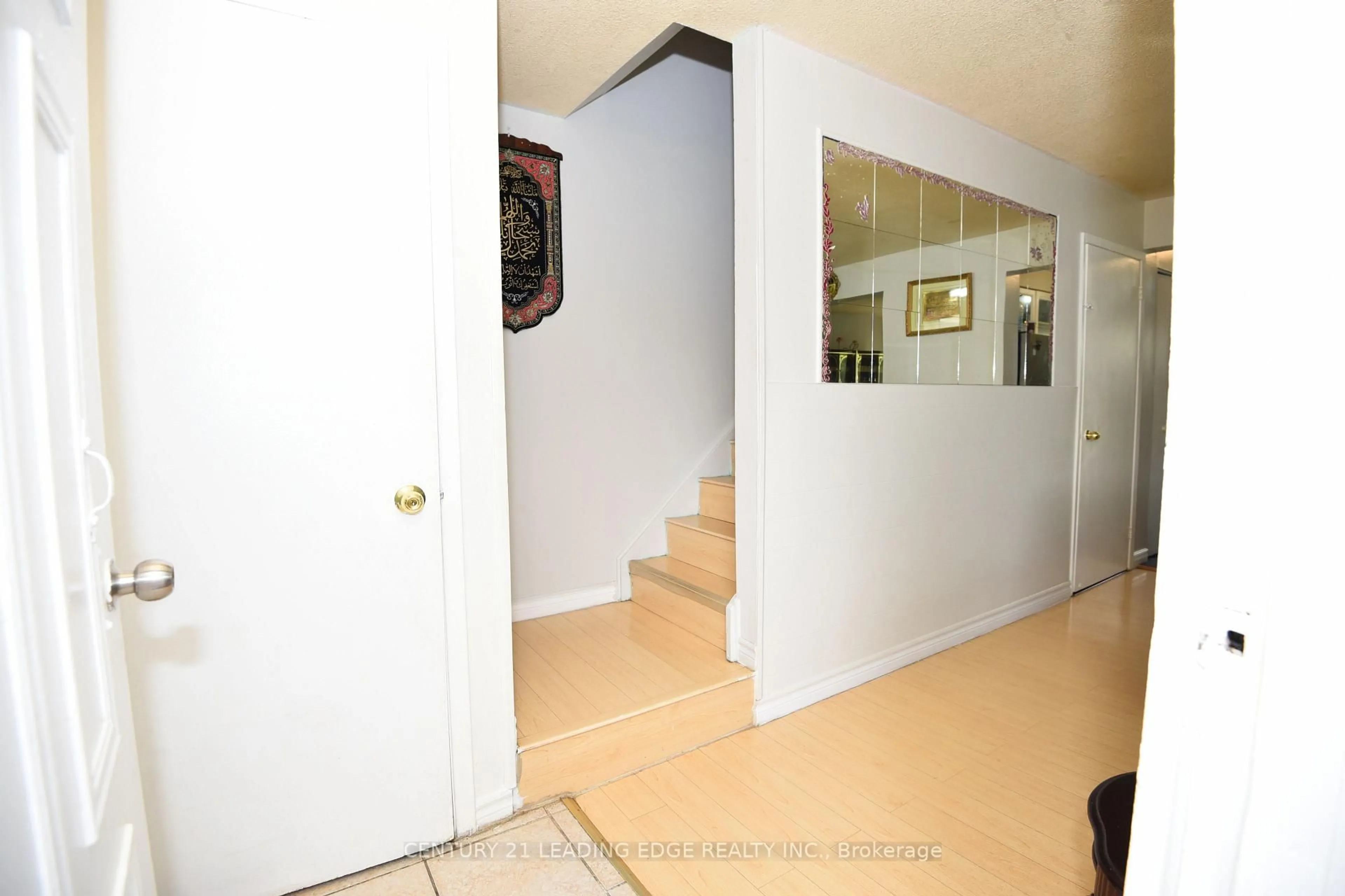 Indoor foyer for 35 Horseley Hill Dr, Toronto Ontario M1B 1W4