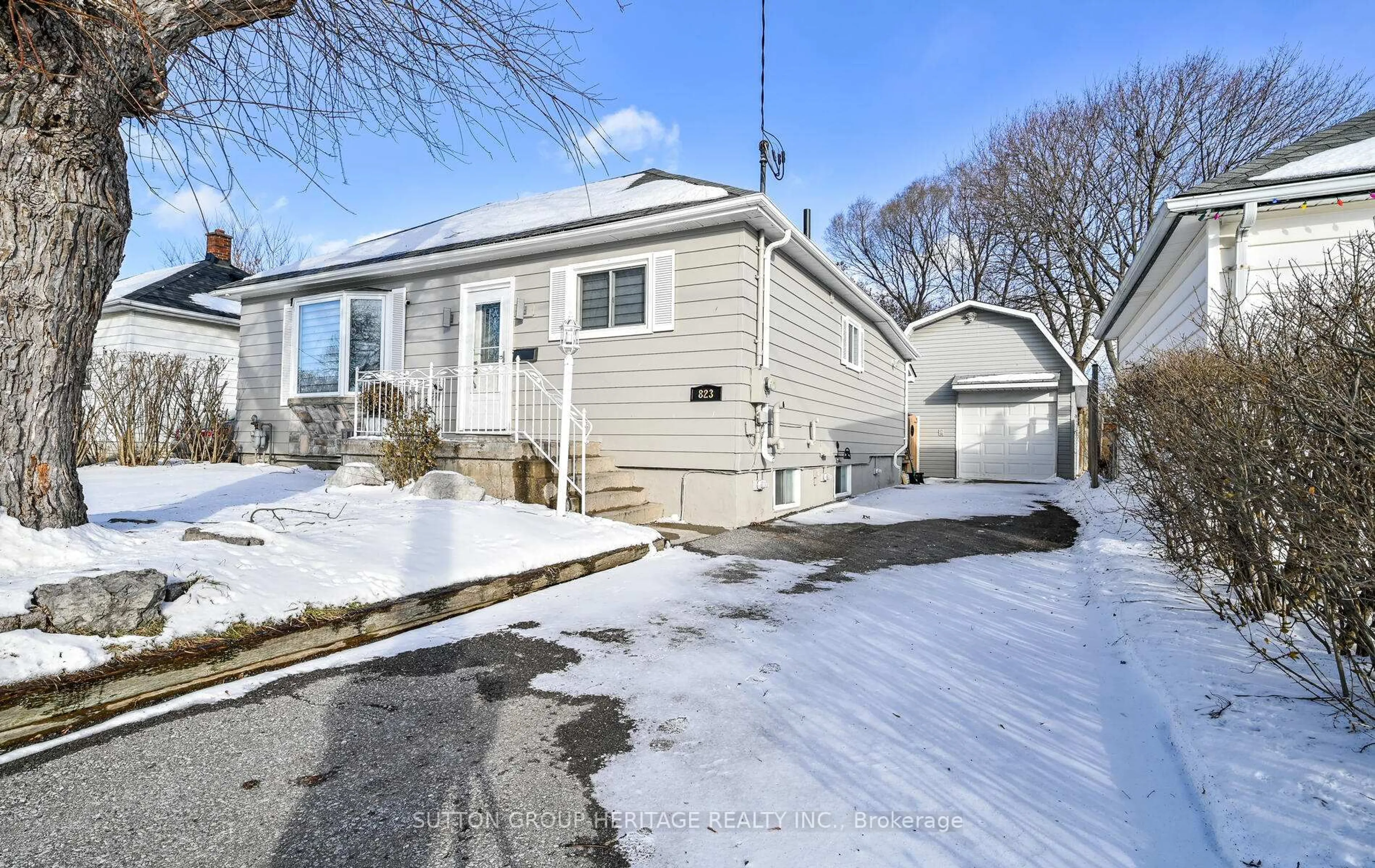 A pic from outside/outdoor area/front of a property/back of a property/a pic from drone, street for 823 Rowena St, Oshawa Ontario L1H 4Z6