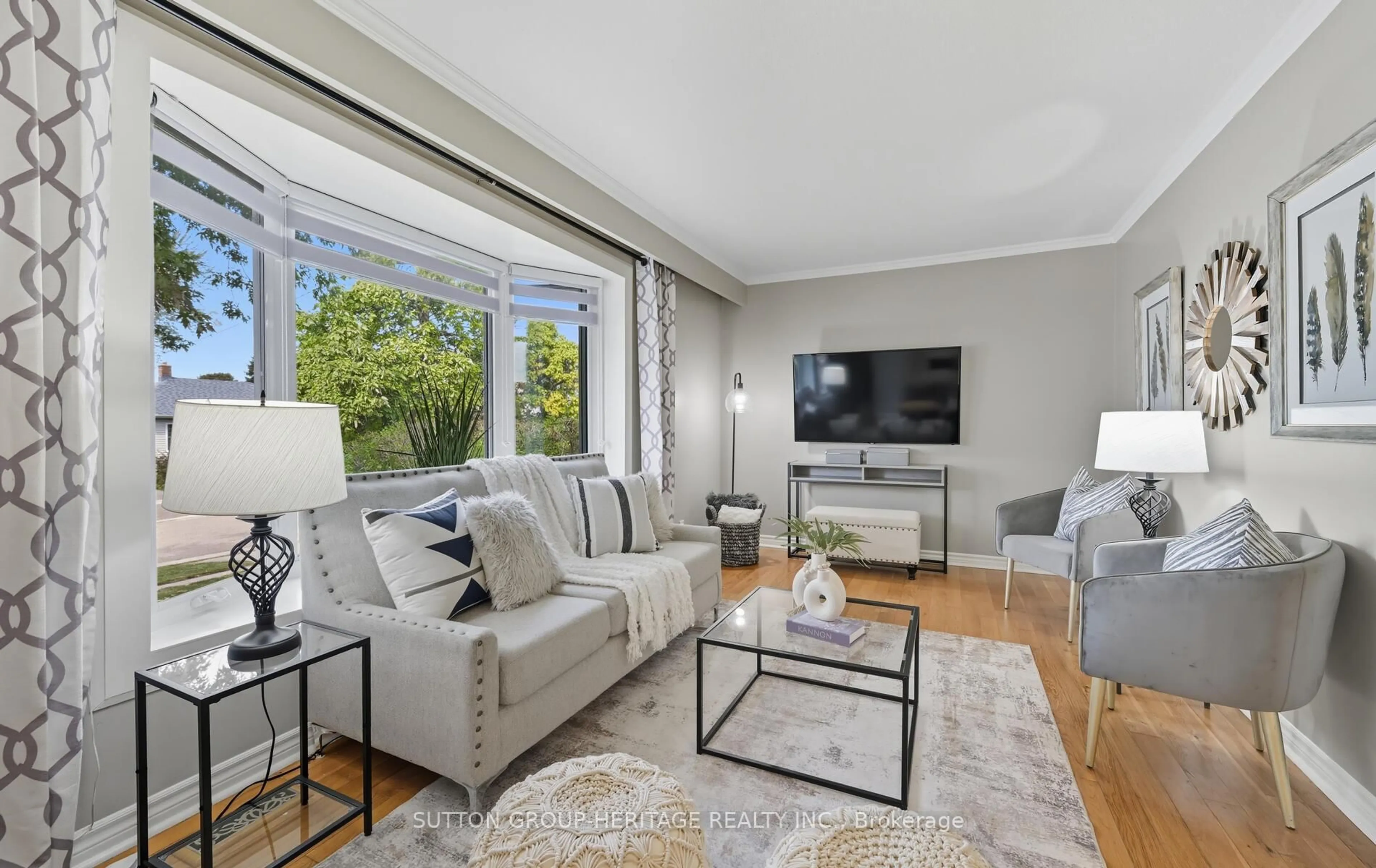 Living room with furniture, unknown for 823 Rowena St, Oshawa Ontario L1H 4Z6