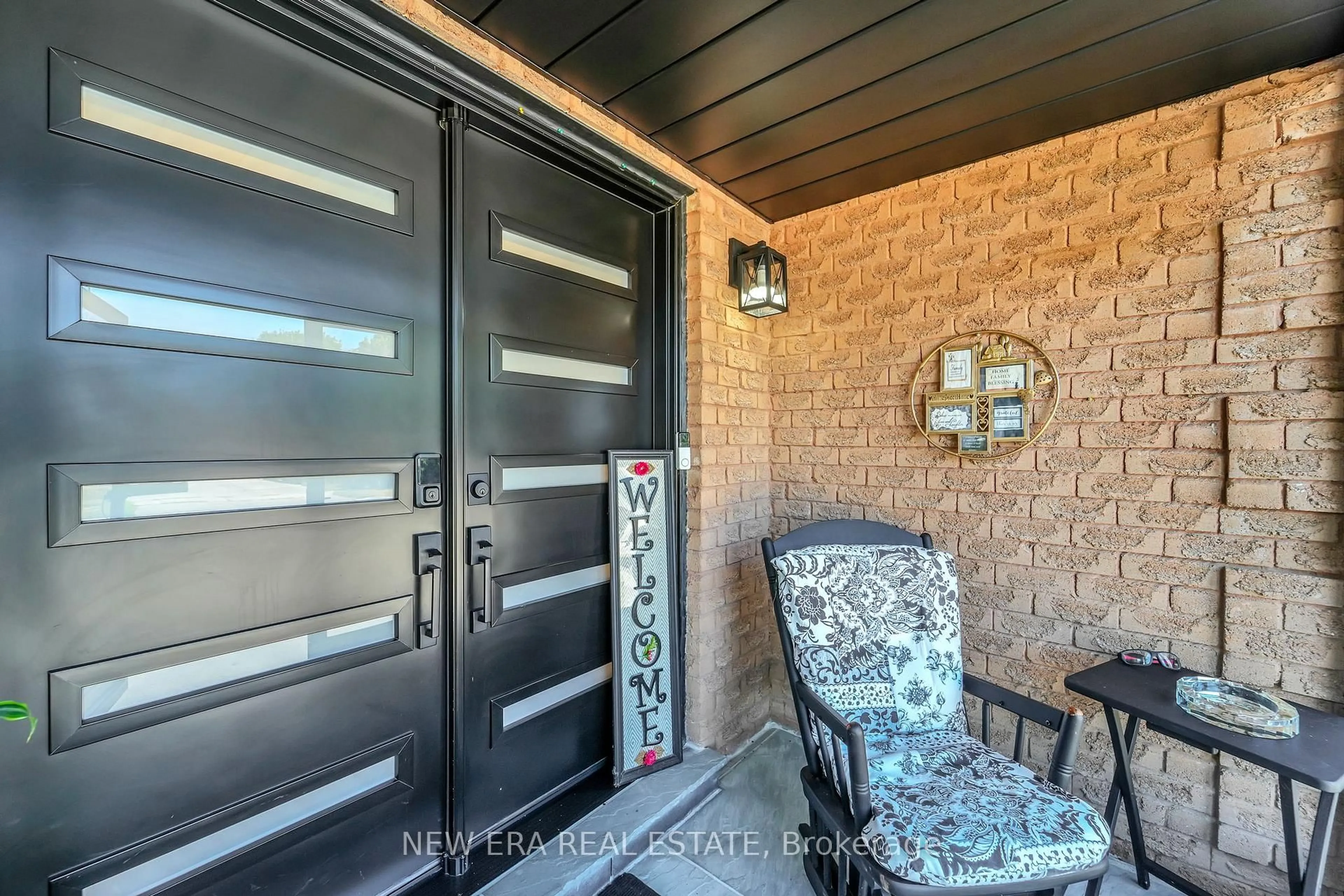 Indoor entryway for 19 Glenabbey Dr, Clarington Ontario L1E 1C1