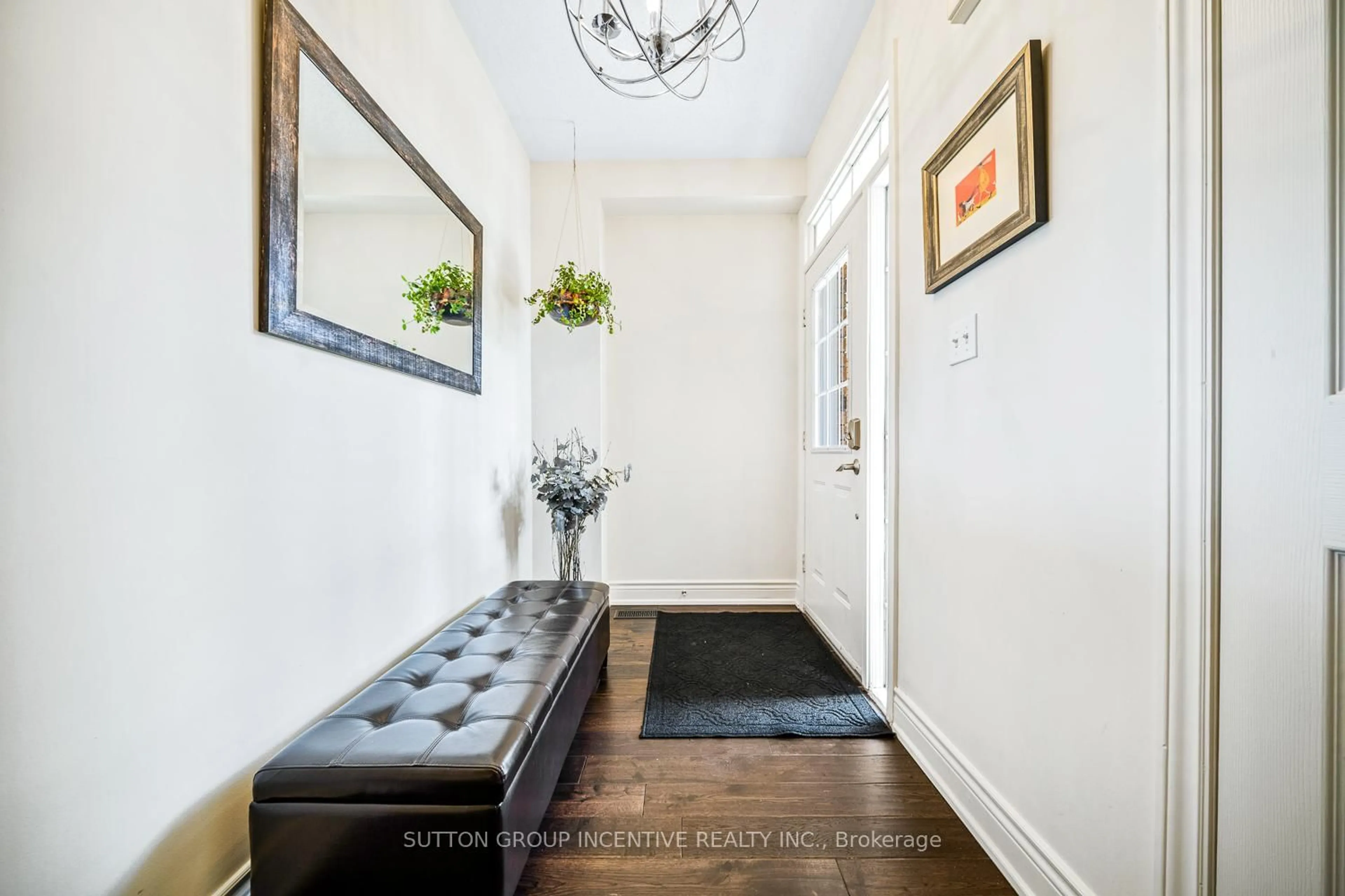 Indoor entryway for 432 Woodsmere Cres, Pickering Ontario L1V 7A4