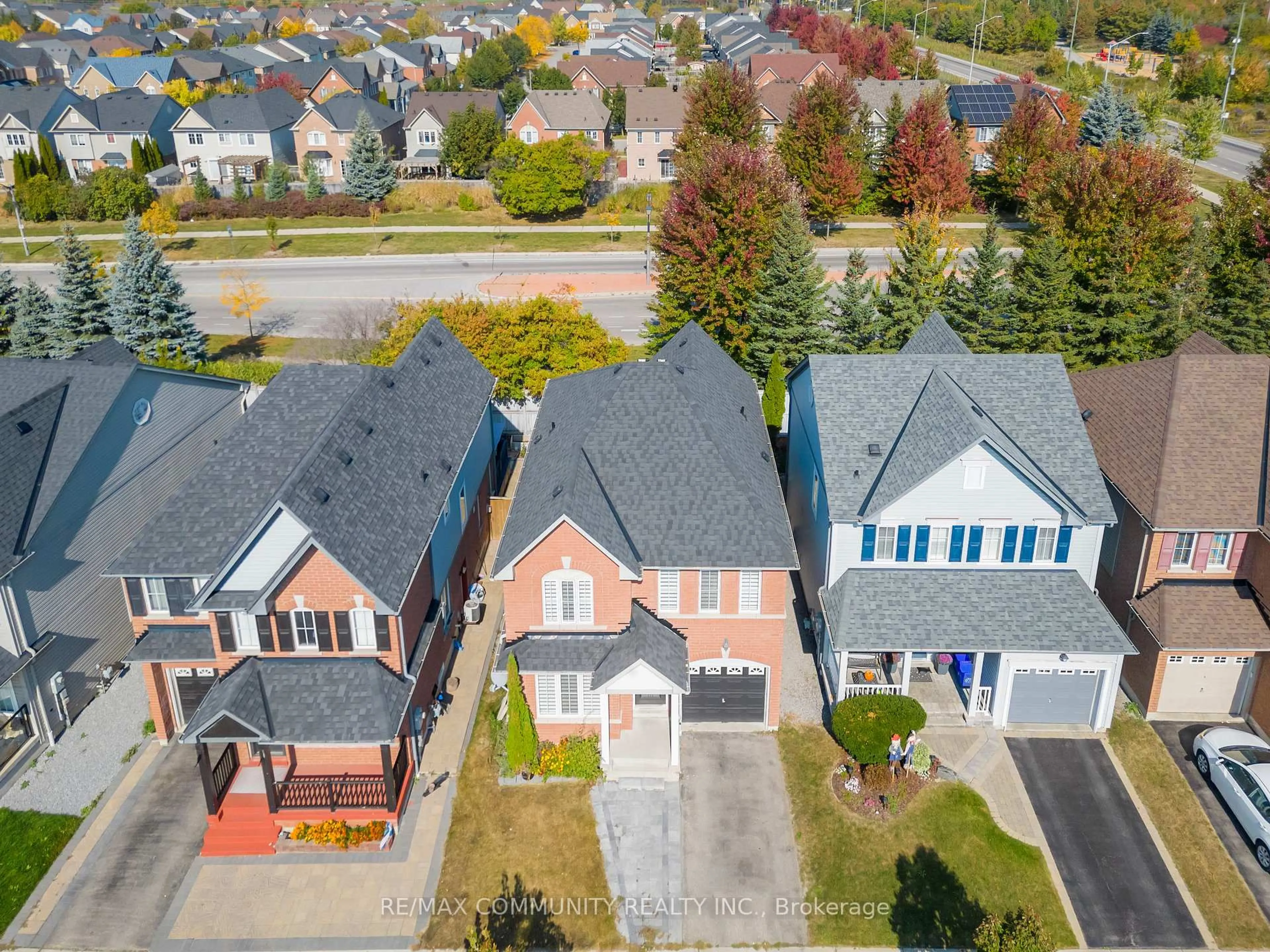 A pic from outside/outdoor area/front of a property/back of a property/a pic from drone, street for 48 McNicol Cres, Ajax Ontario L1Z 1Y8