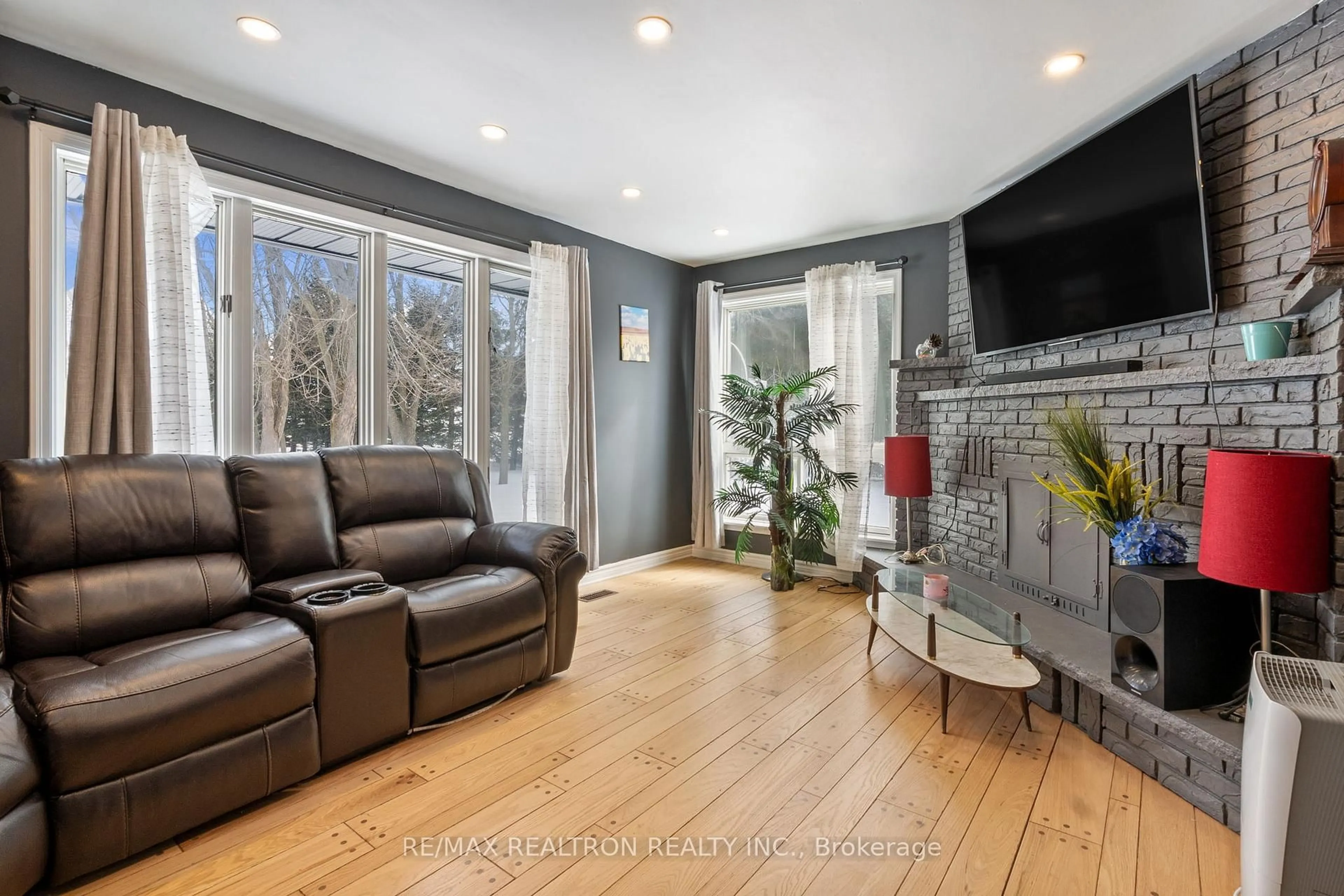 Living room with furniture, unknown for 10950 Simcoe St, Scugog Ontario L9L 1B3