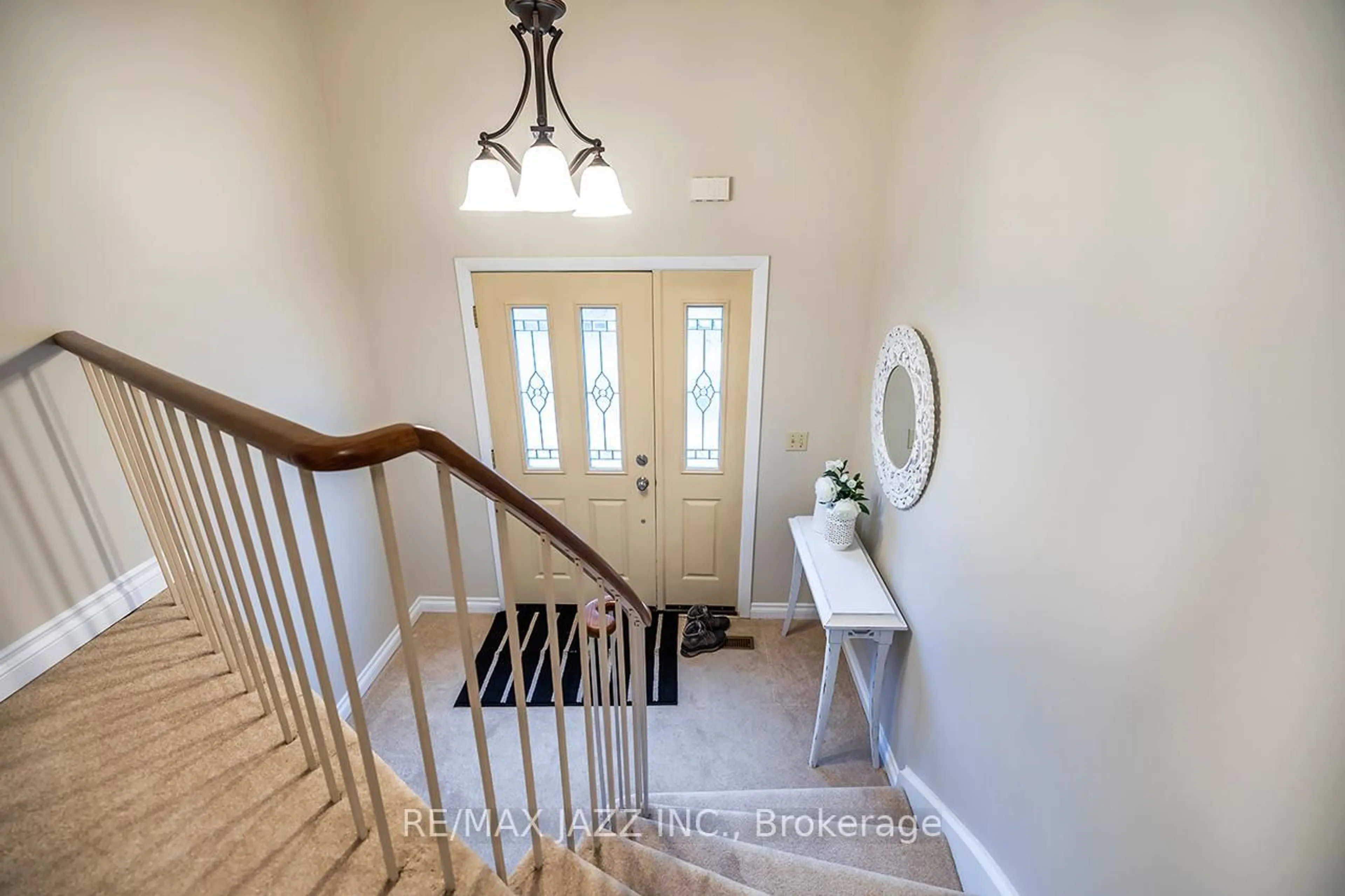 Indoor entryway for 1259 Sunningdale Ave, Oshawa Ontario L1H 8G6