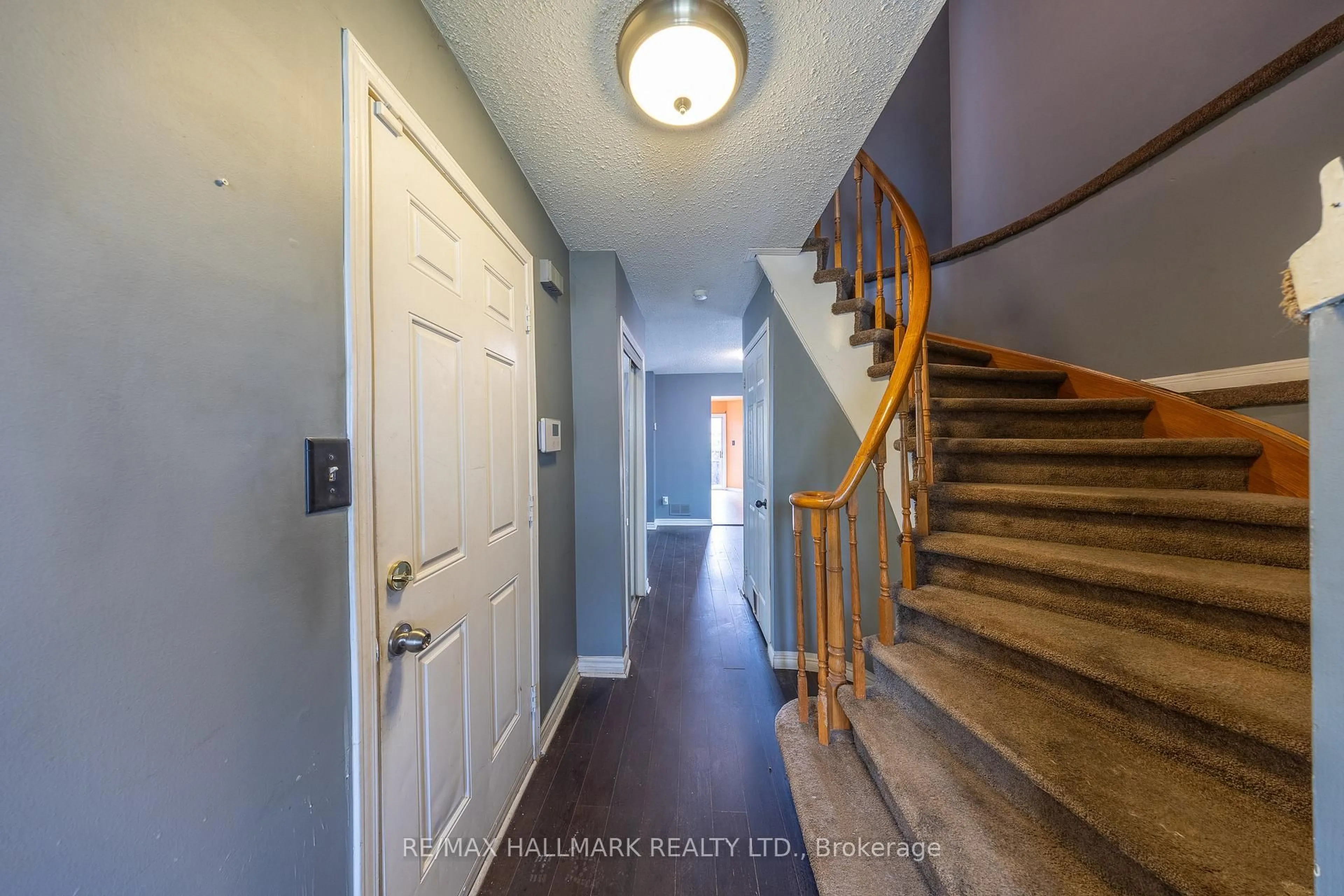 Indoor entryway for 200 Adele Cres, Oshawa Ontario L1J 7W5