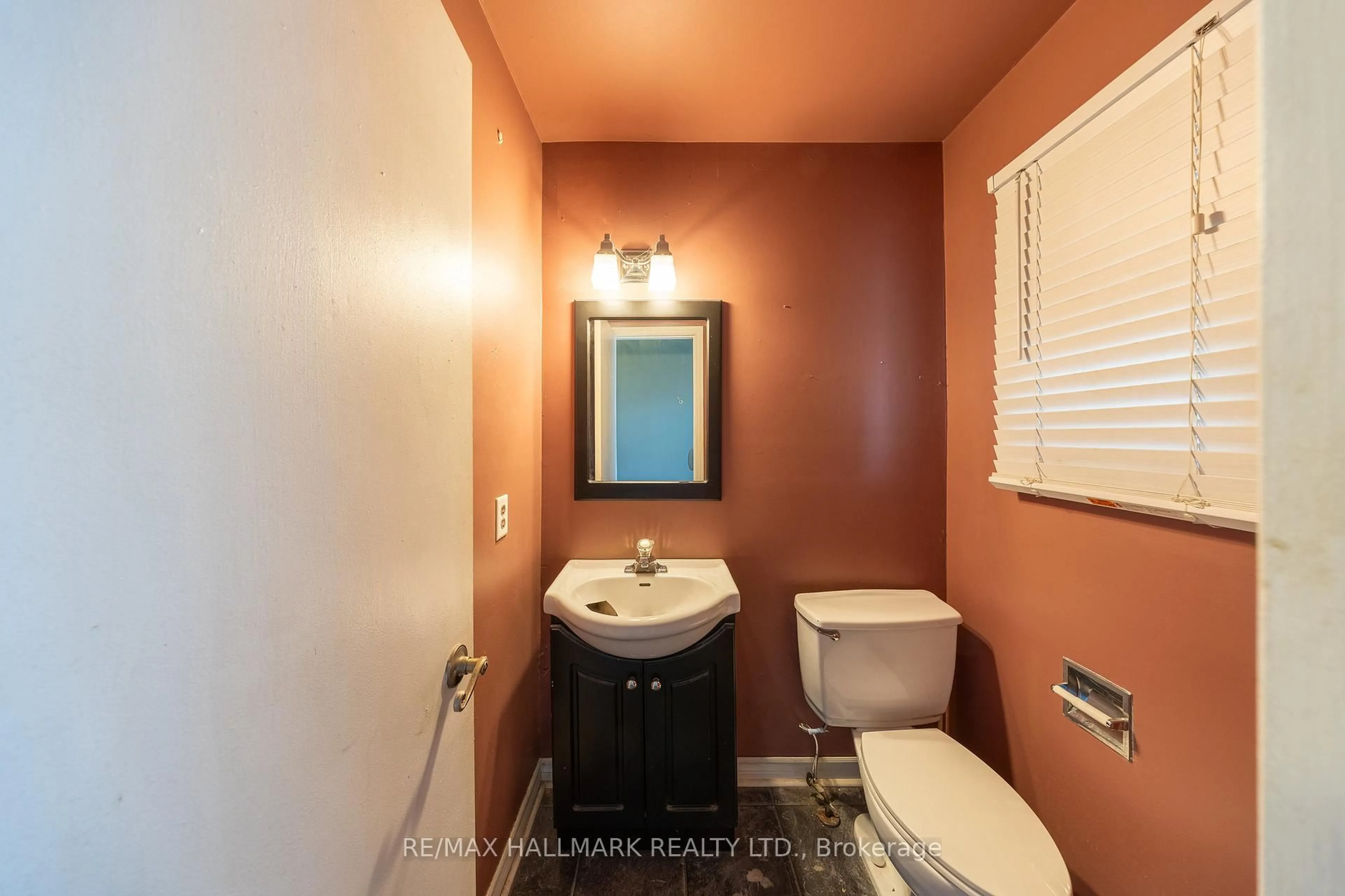 Standard bathroom, ceramic/tile floor for 200 Adele Cres, Oshawa Ontario L1J 7W5