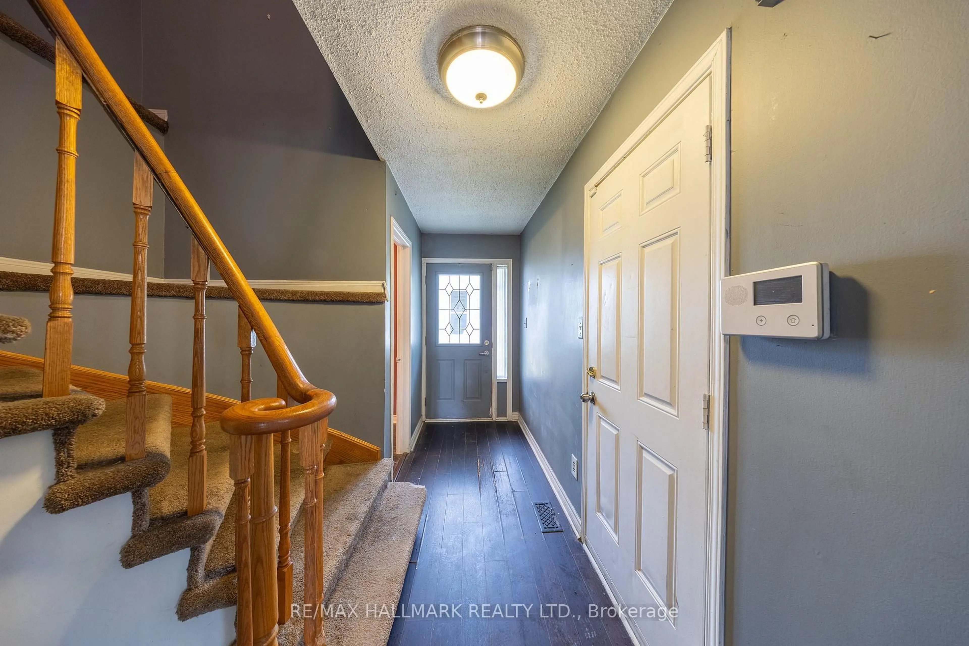 Indoor entryway for 200 Adele Cres, Oshawa Ontario L1J 7W5